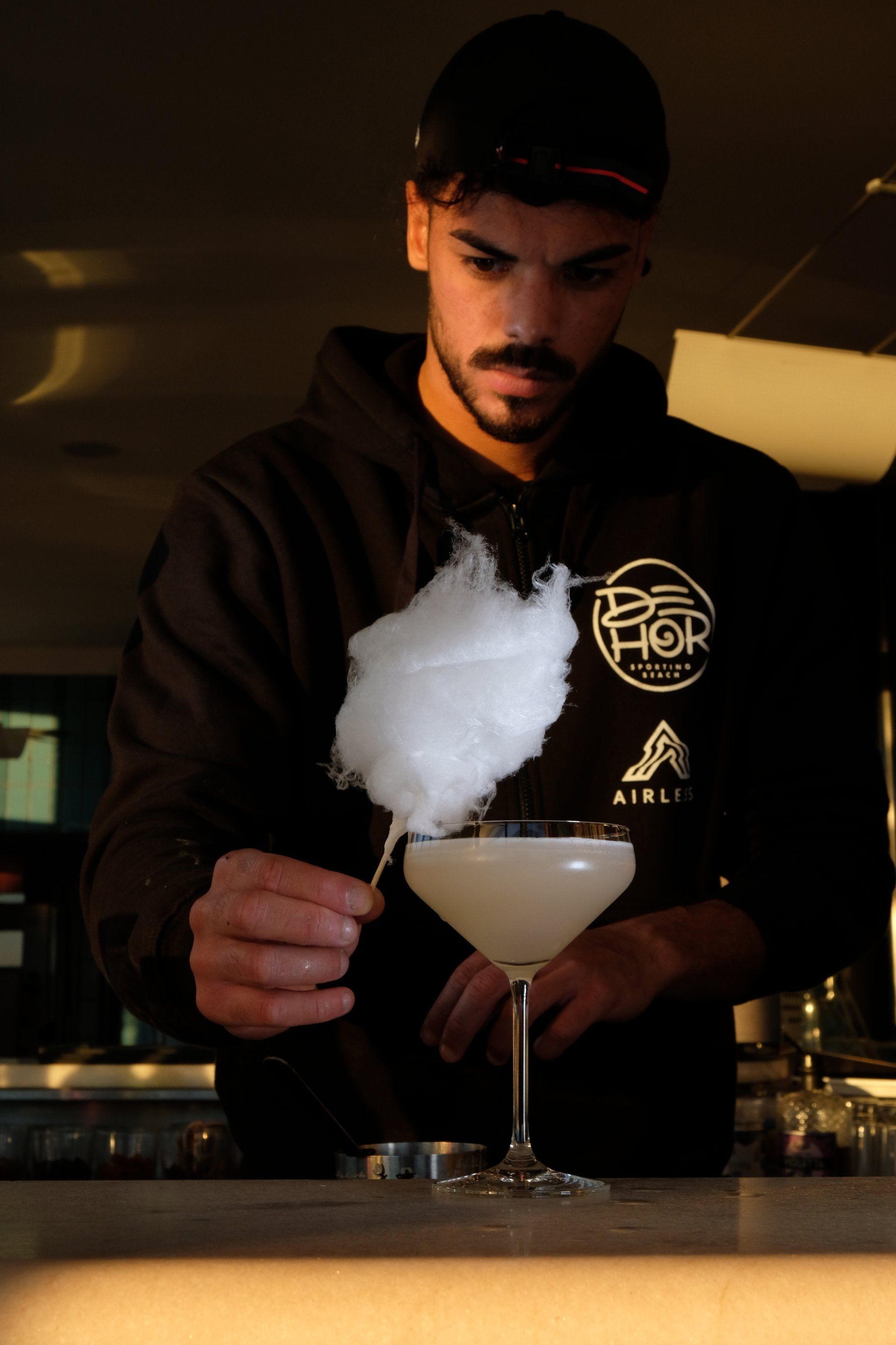 bartender mentre prepara un cocktail