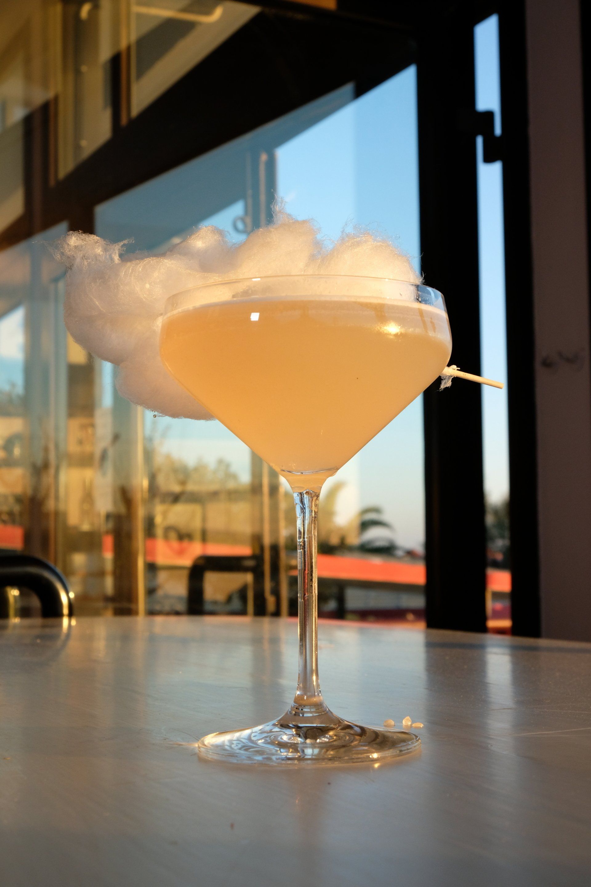 cocktail cloudy day su un tavolino
