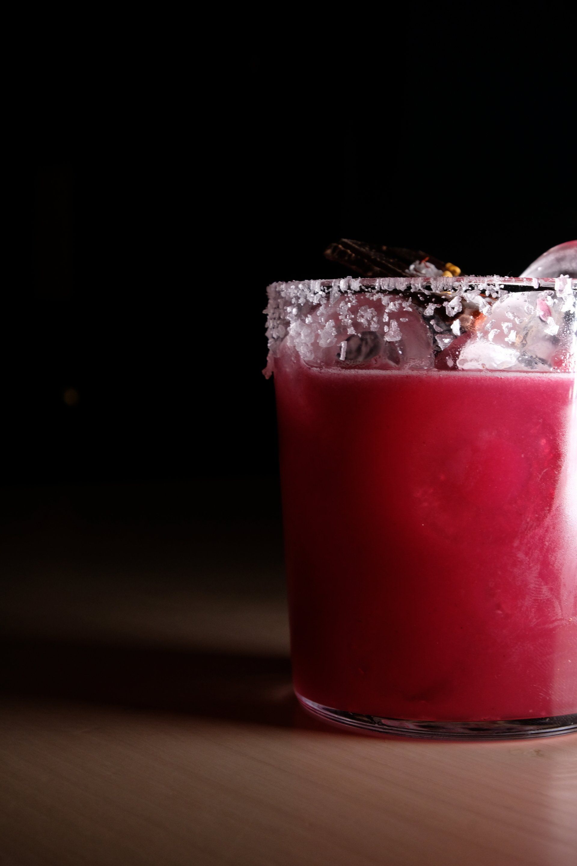 cocktail rosso con sfondo nero