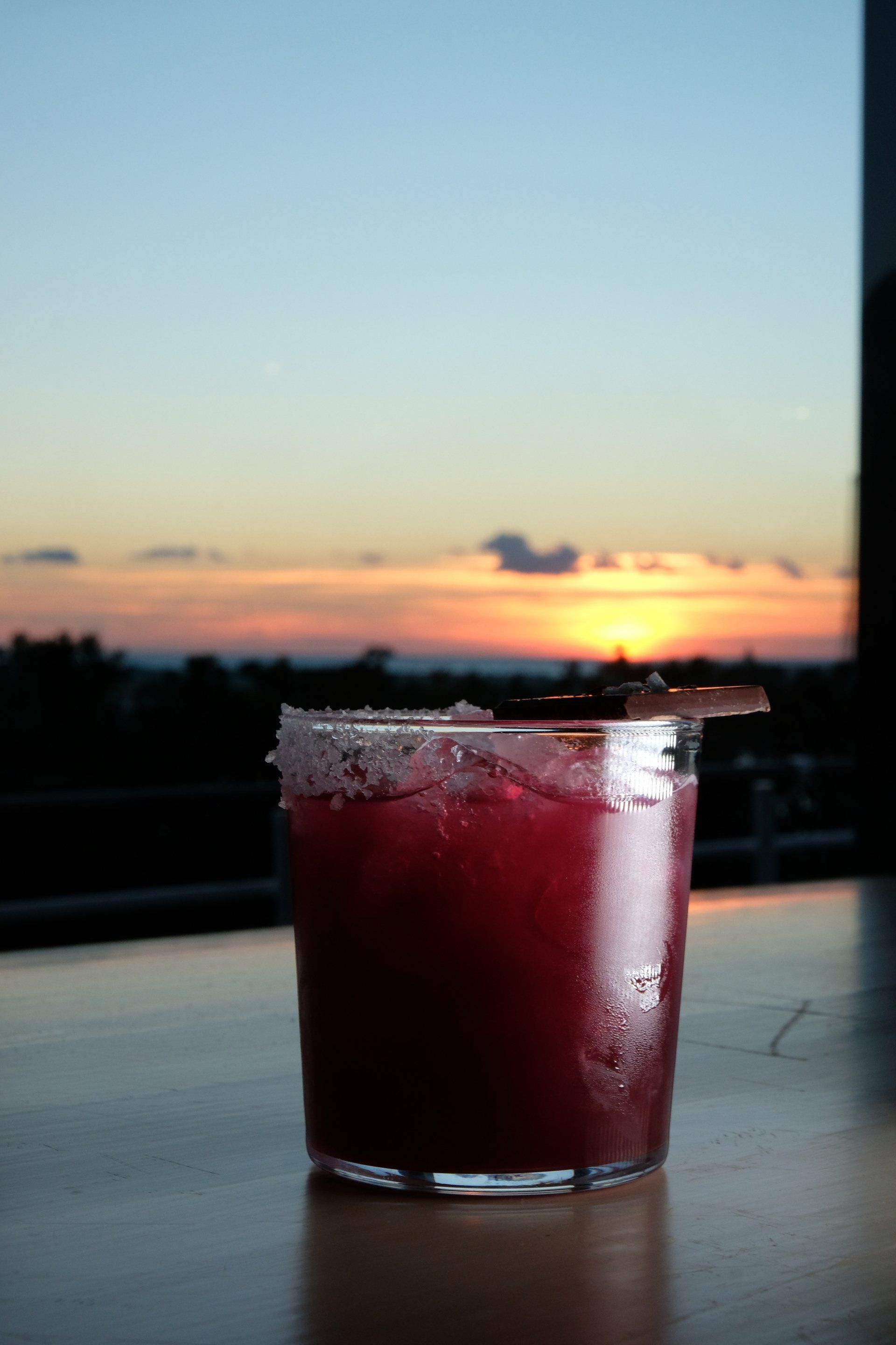 cocktail con tramonto sullo sfondo