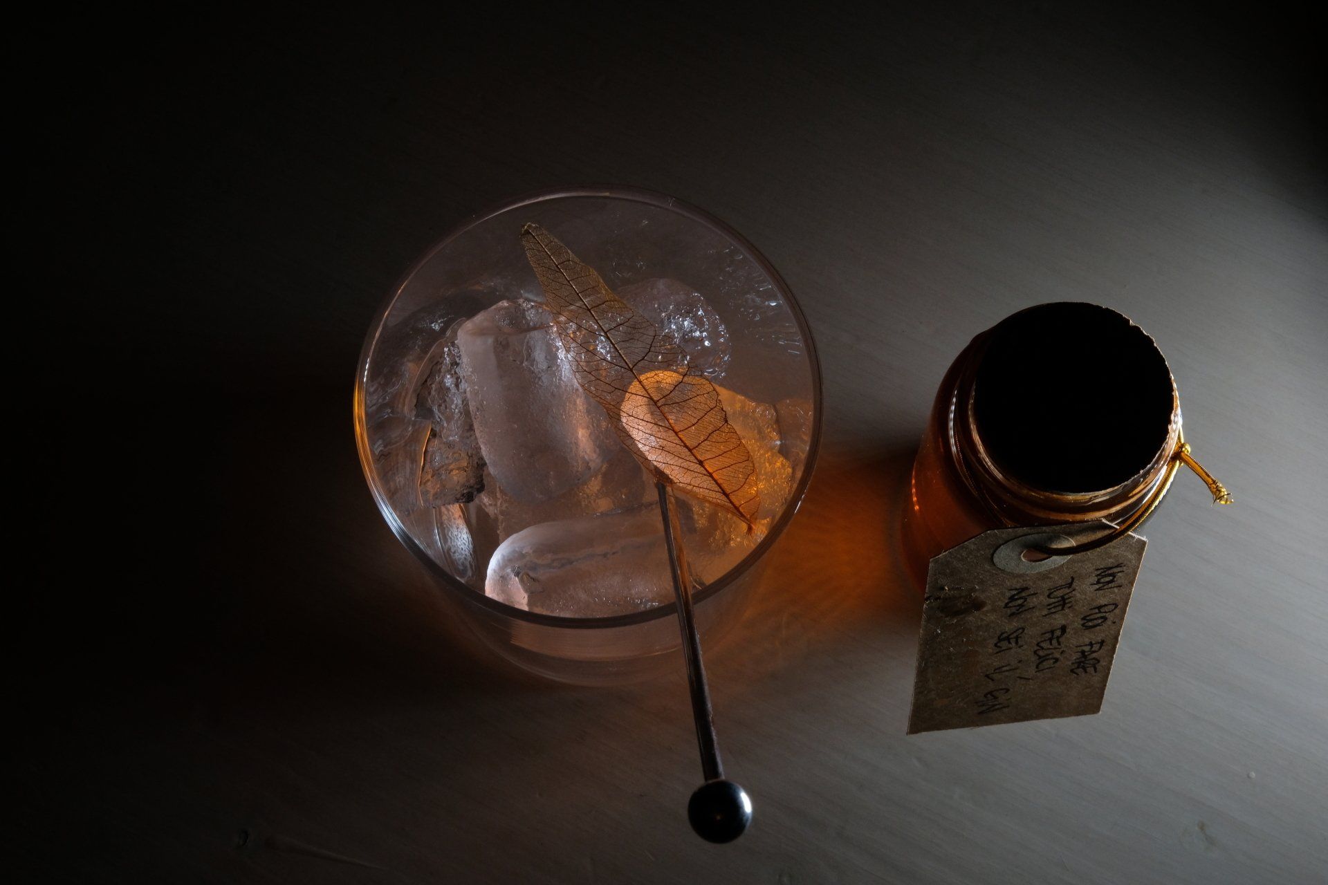 cocktail con ghiaccio visto dall'alto