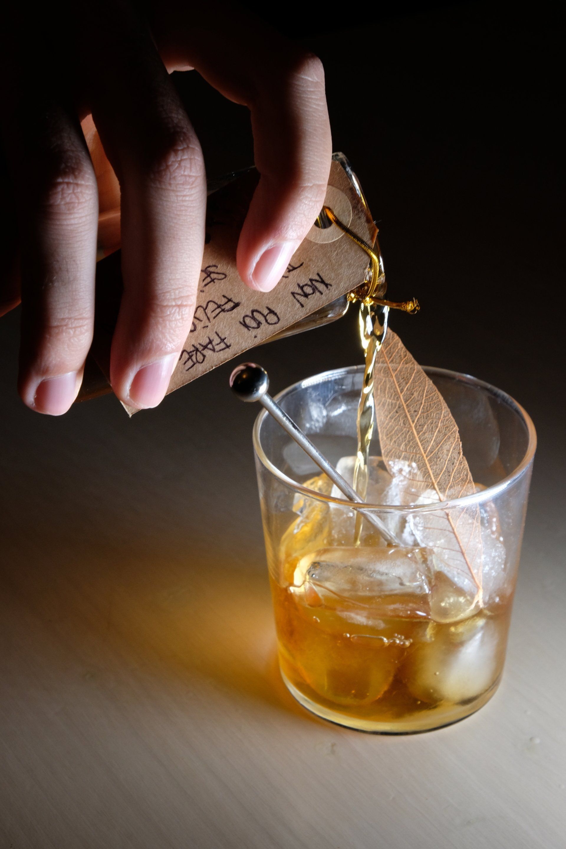 mano che versa il cocktail in un bicchiere