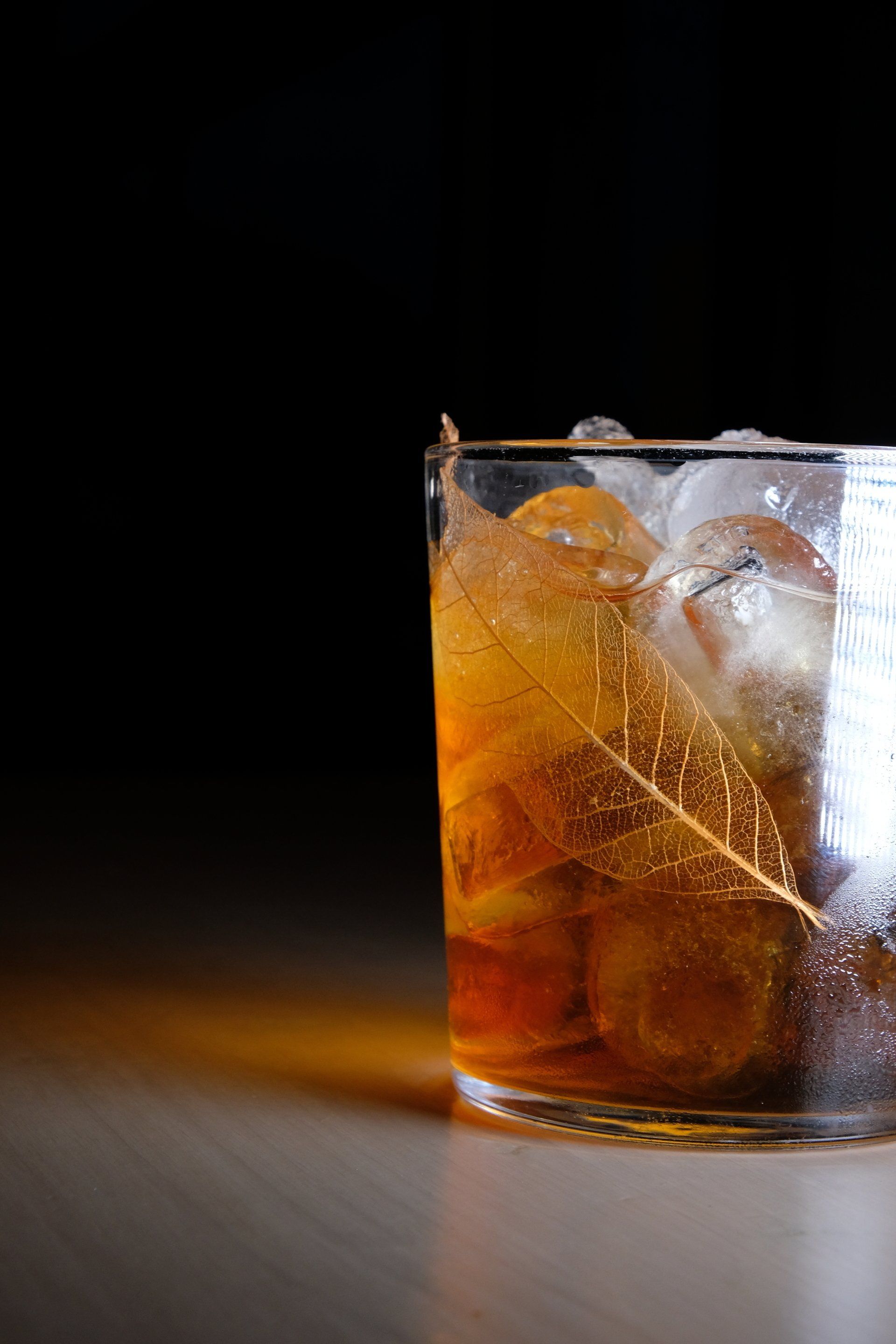 cocktail arancio su sfondo nero