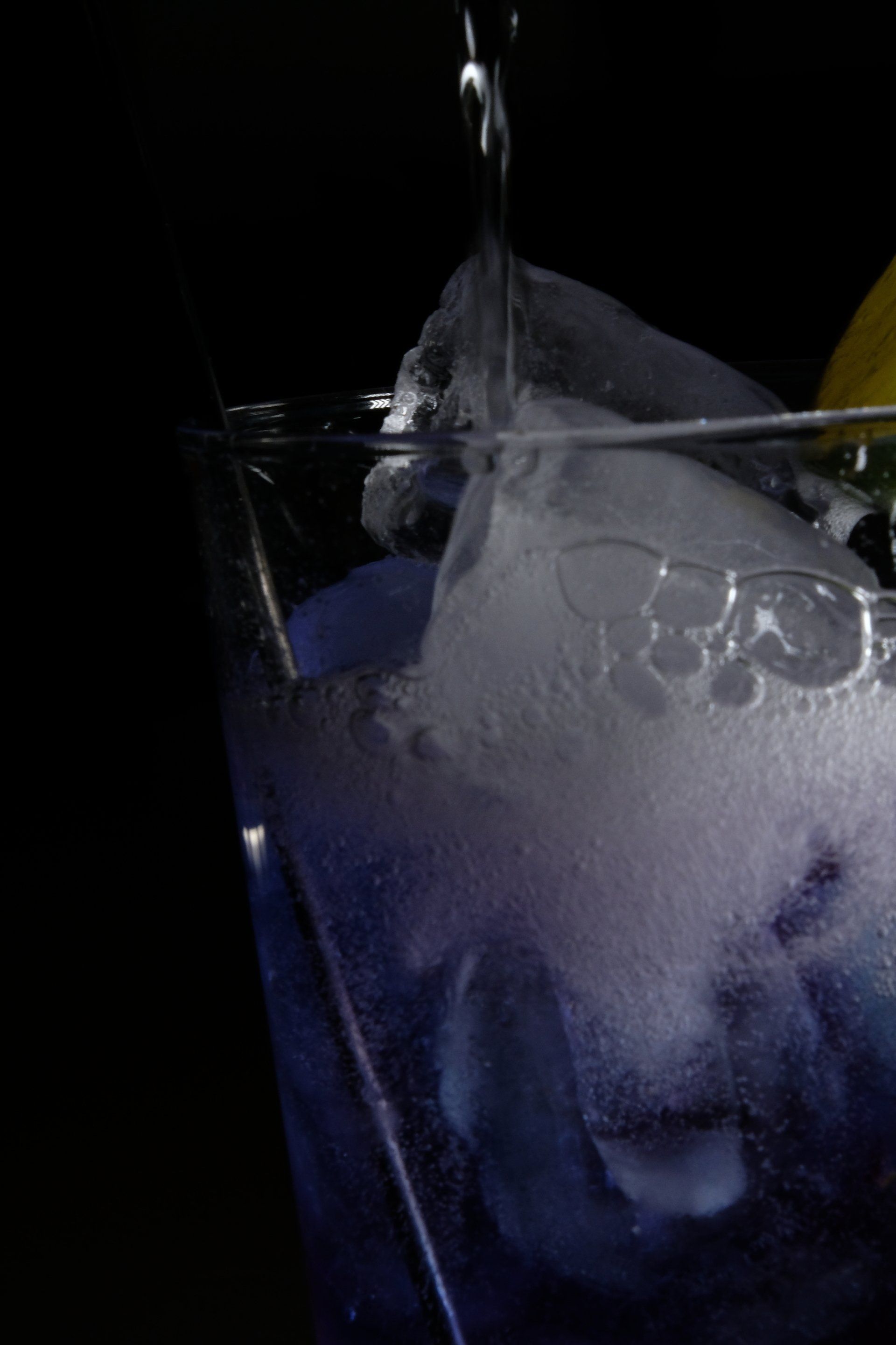 cocktail viola su sfondo nero