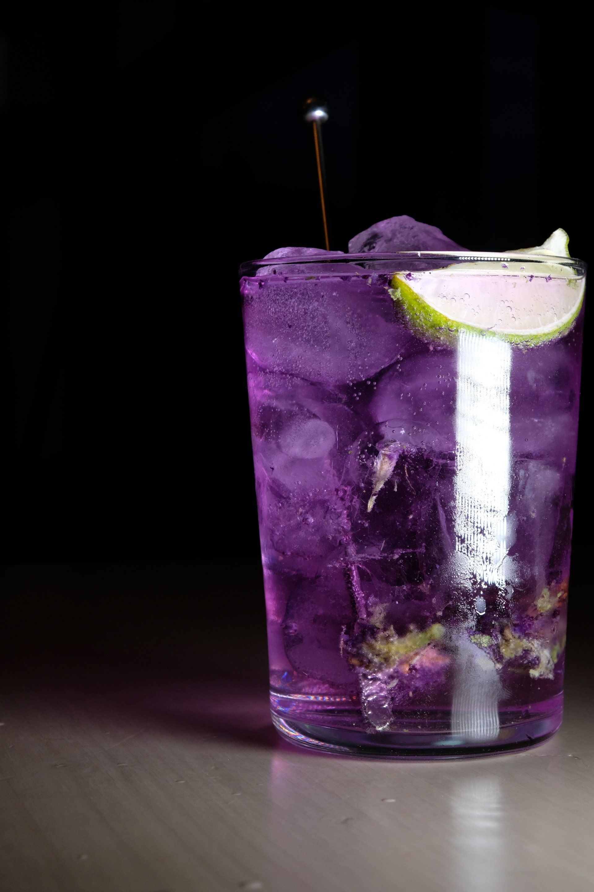 cocktail purple rain su sfondo nero