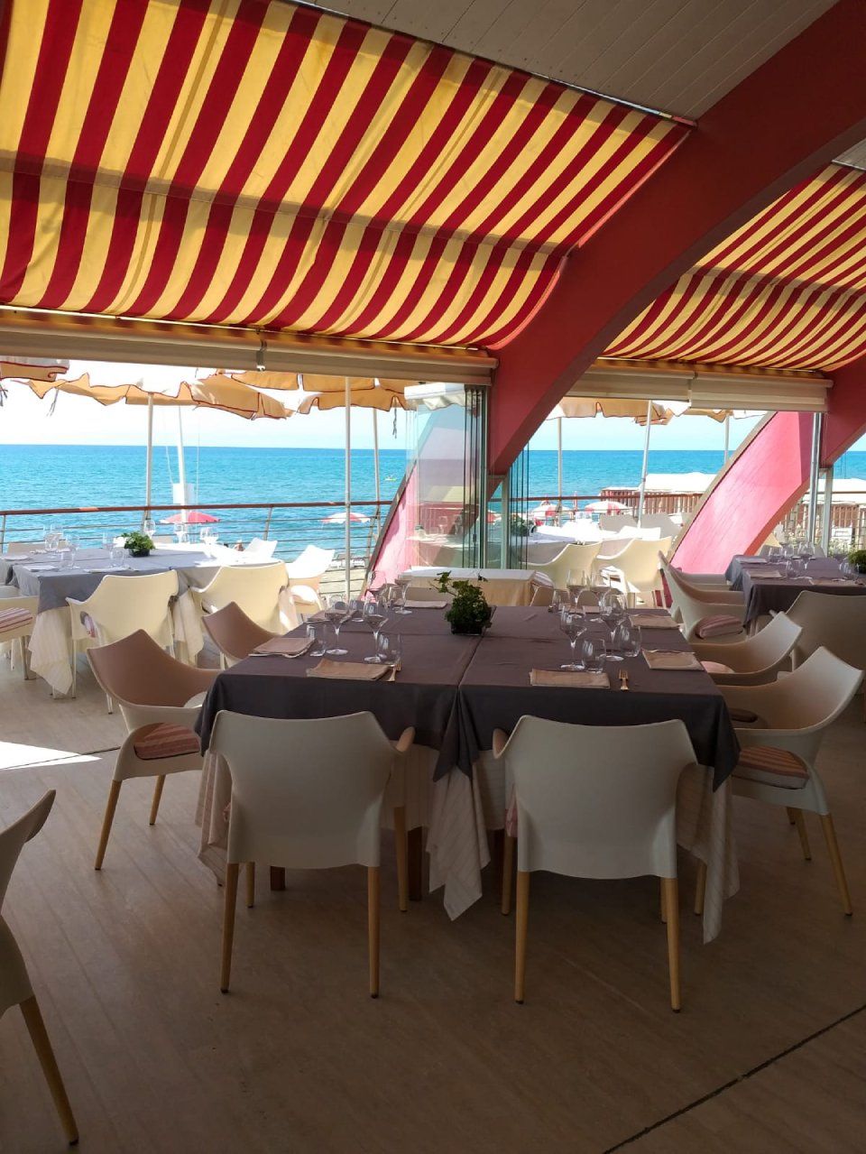 Tavolo al ristorante sul mare