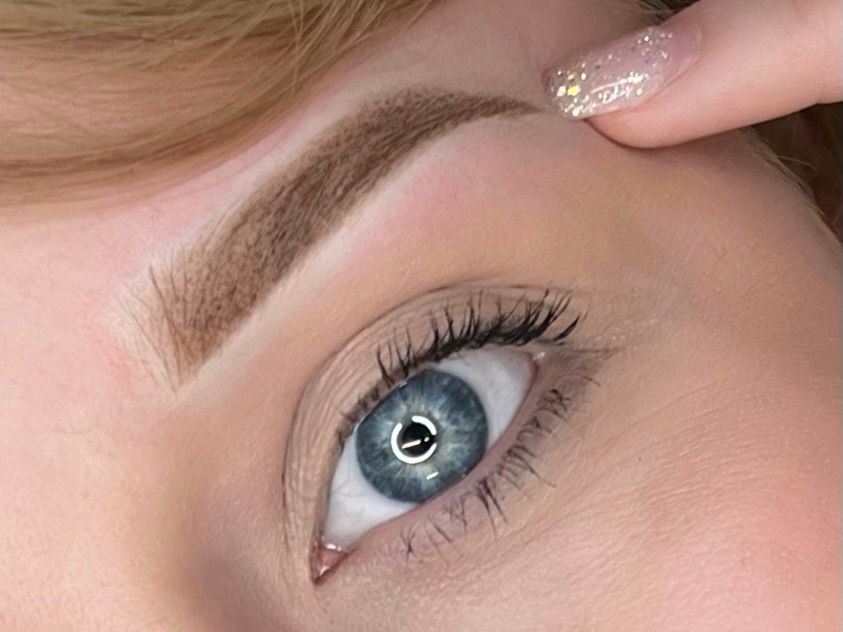 Eine Nahaufnahme des Auges einer Frau mit einem blauen Auge.