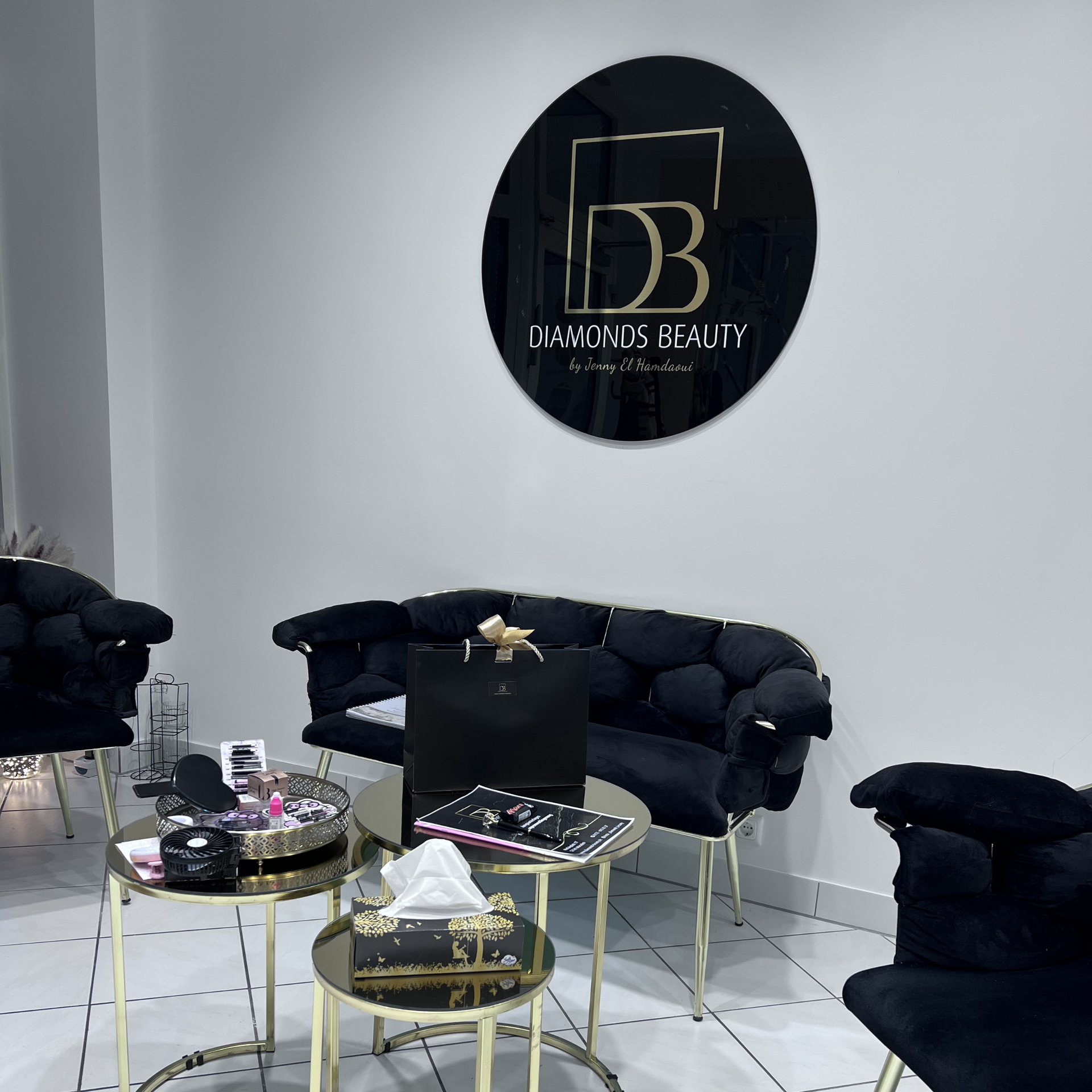 Ein Zimmer mit einem Sofa und Stühlen und einem Schild mit der Aufschrift „Diamanten Schönheit“