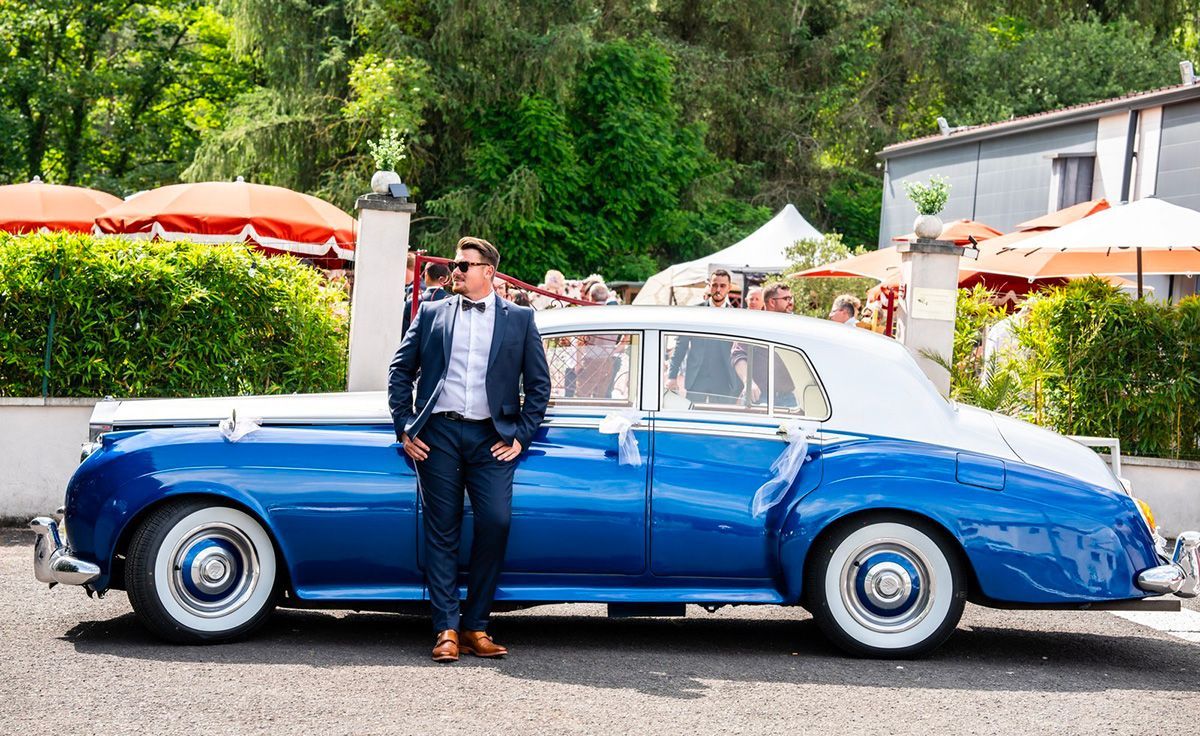 Rolls Royce de profil avec son chauffeur de la société Alfred and cars