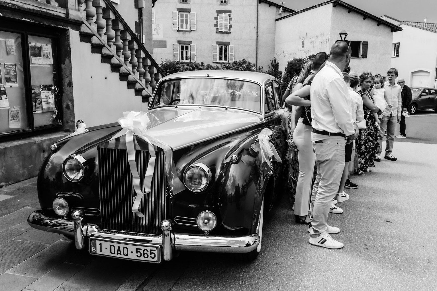 Les invités à côté de la Rolls Royce Alfred and cars