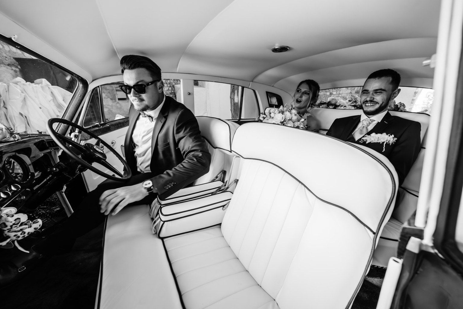 Laurine et max dans la Rolls Royce Alfred and cars avec son chauffeur