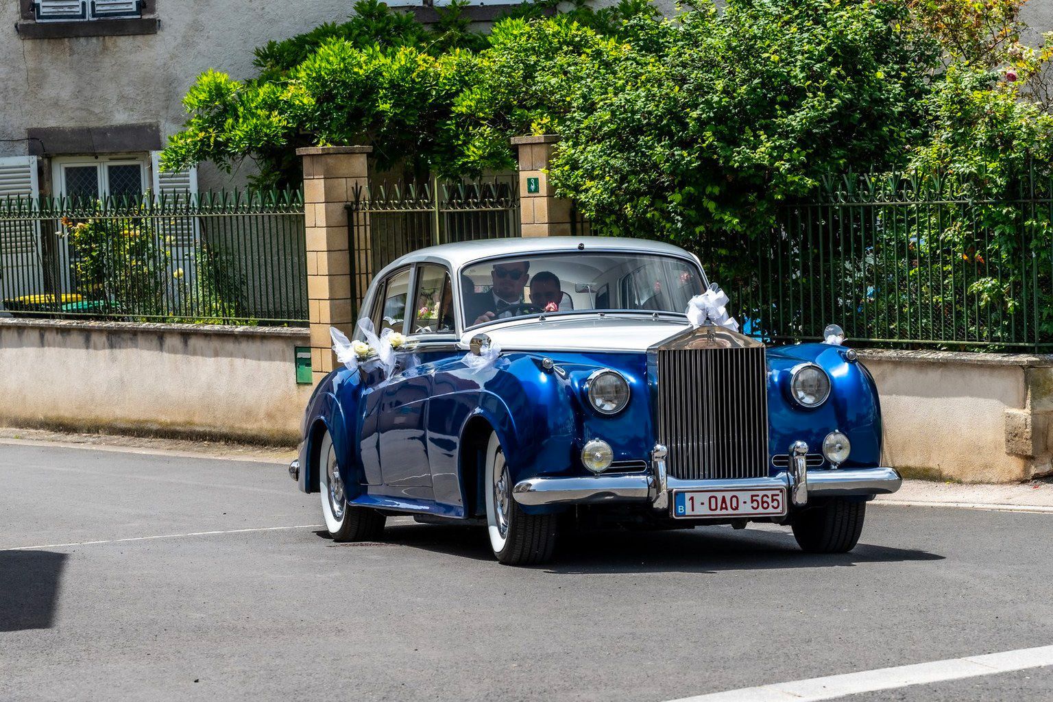 Arrivée de la Rolls Royce Alfred and cars à la mairie