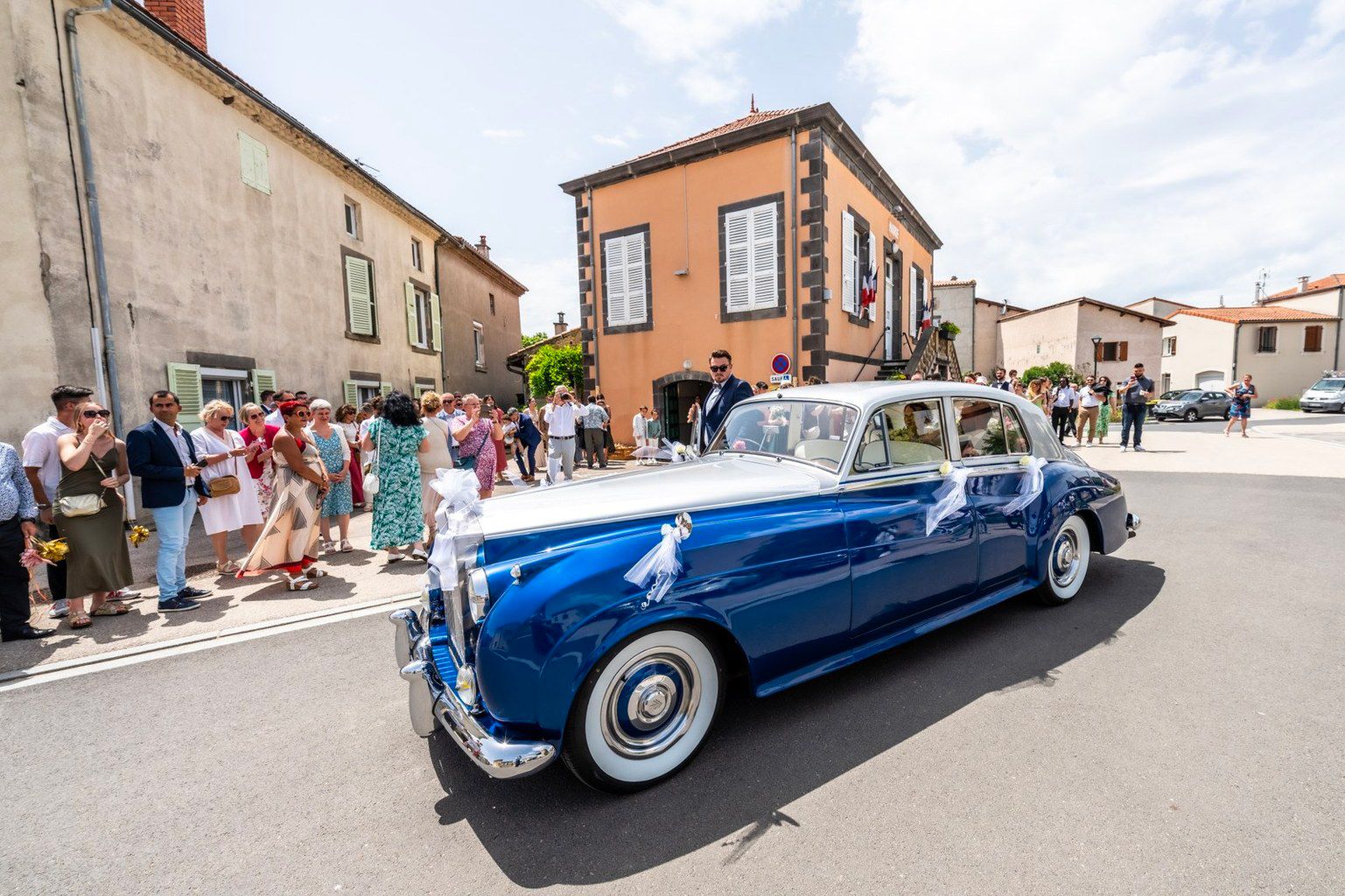 Arrivée de la Rolls Royce Alfred and cars à la mairie