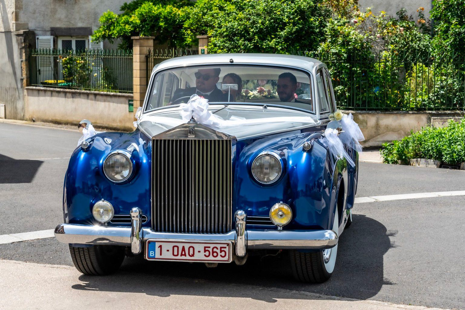 Arrivée de la Rolls Royce Alfred and cars à la mairie