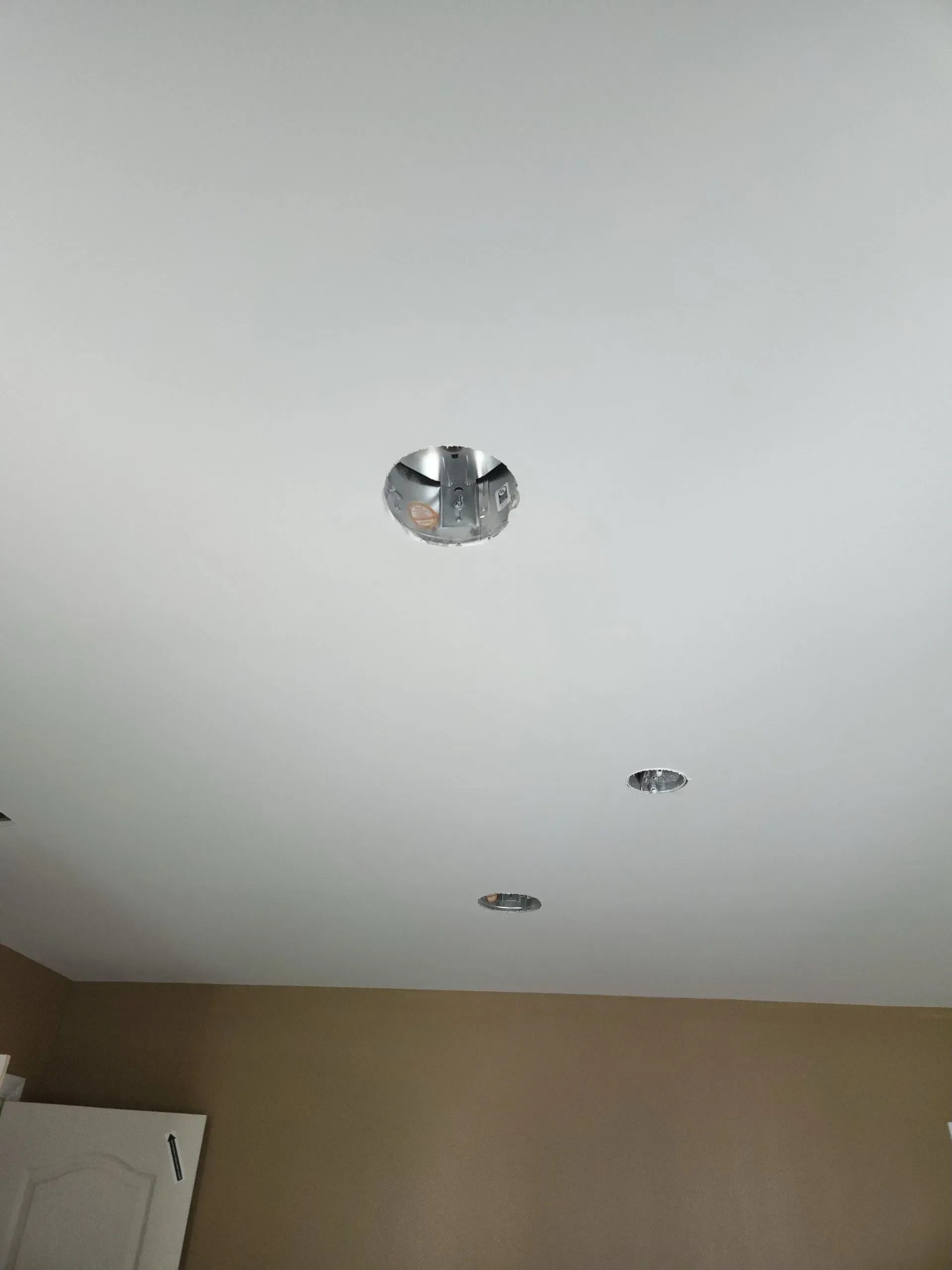 A ceiling fan is hanging from the ceiling of a room.
