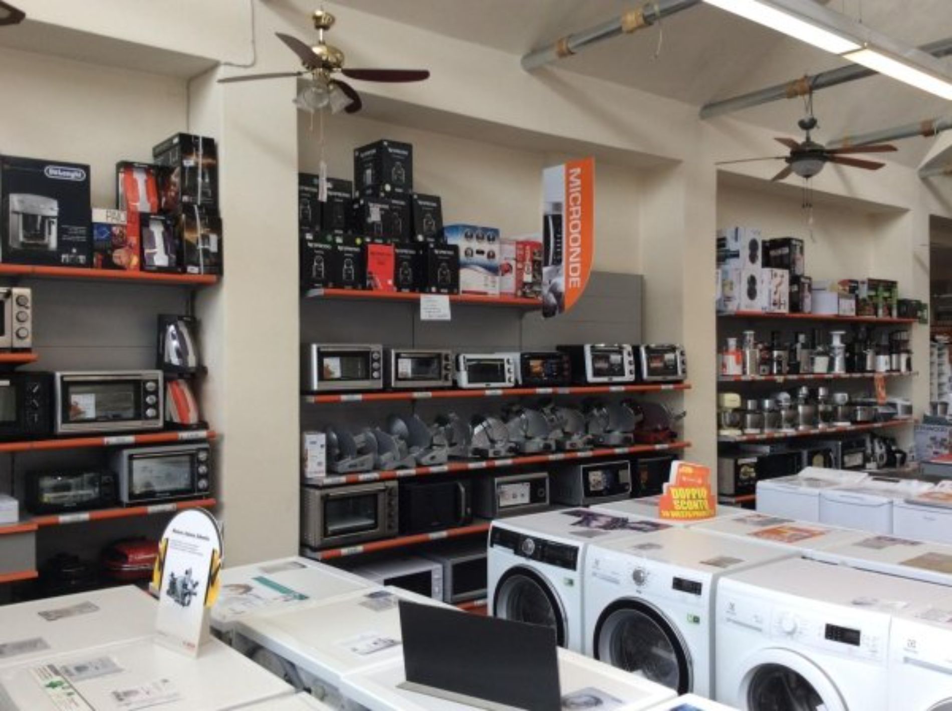 interni del negozio di elettrodomestici
