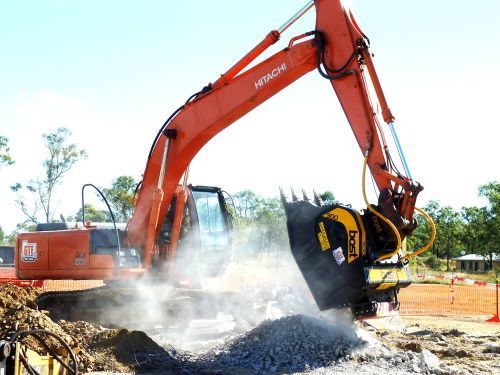Excavator — Greg Thompson Earthmoving in Pink Lily, QLD