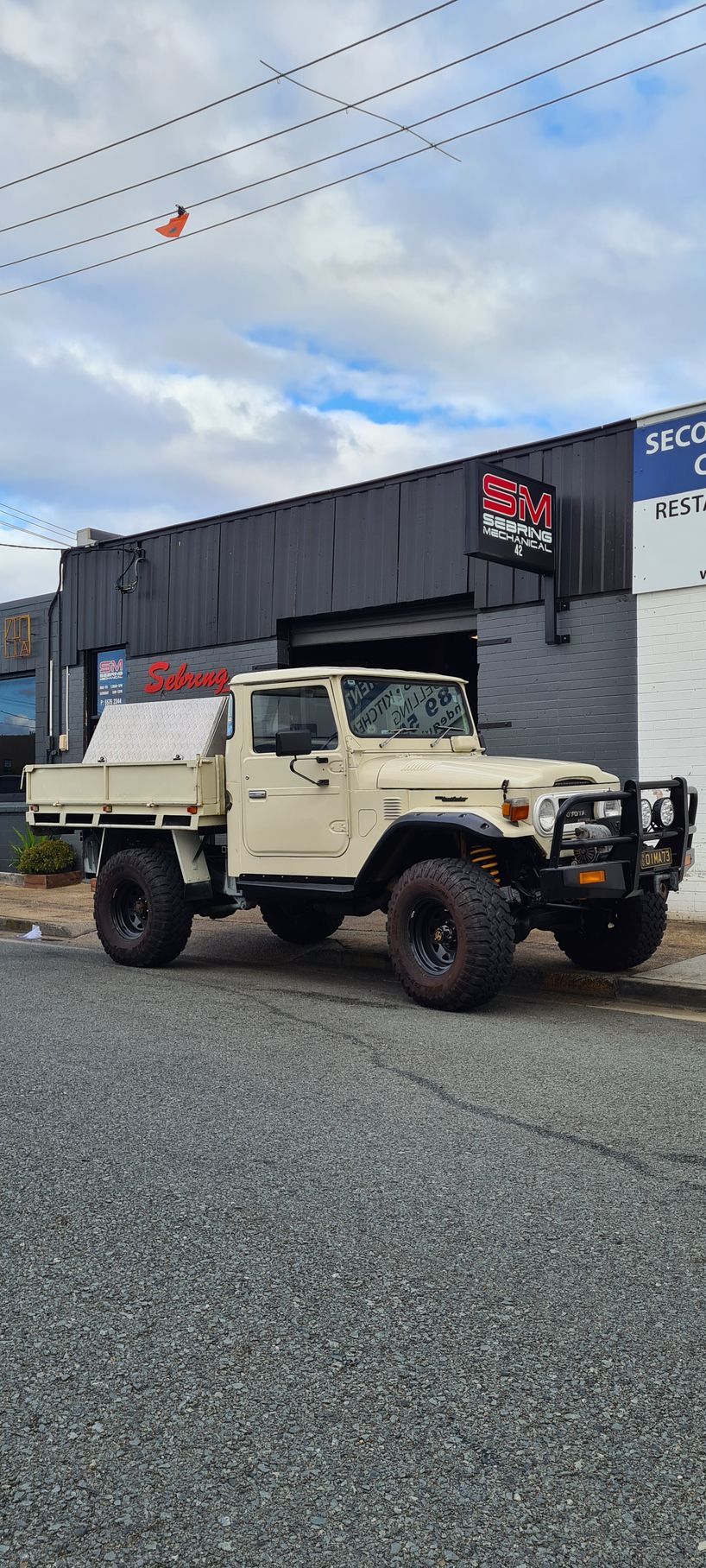 Cream 4x4 Car Parked In Front Of Gray Building β Sebring All Mechanical Repairs In Mermaid Beach, QLD