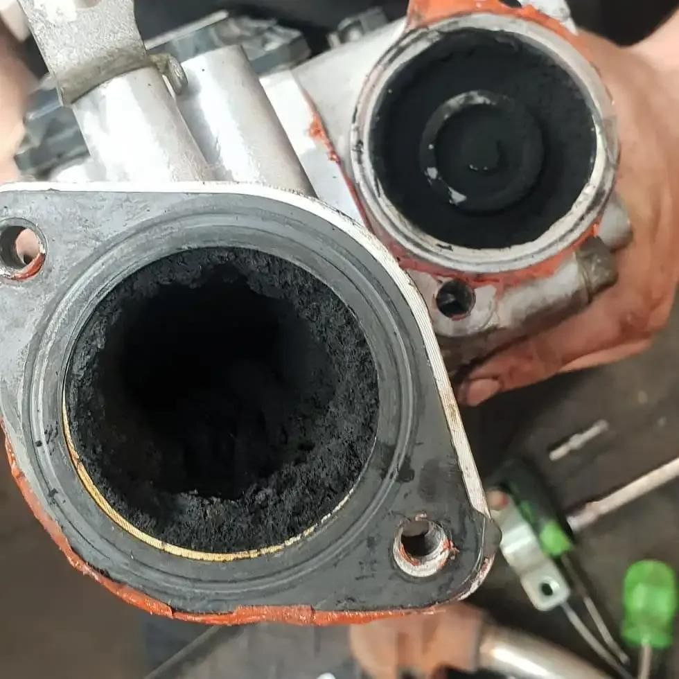 Person is Holding a Piece of Metal With a Hole in It β Sebring All Mechanical Repairs In Mermaid Beach, QLD