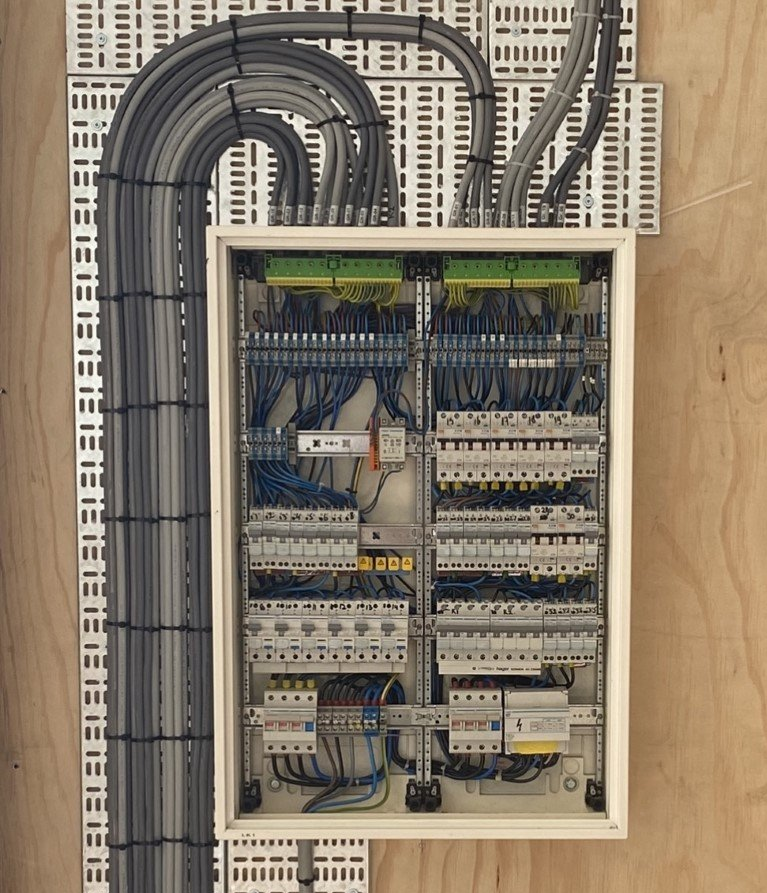 Een grote elektriciteitskast waar veel draden uit komen