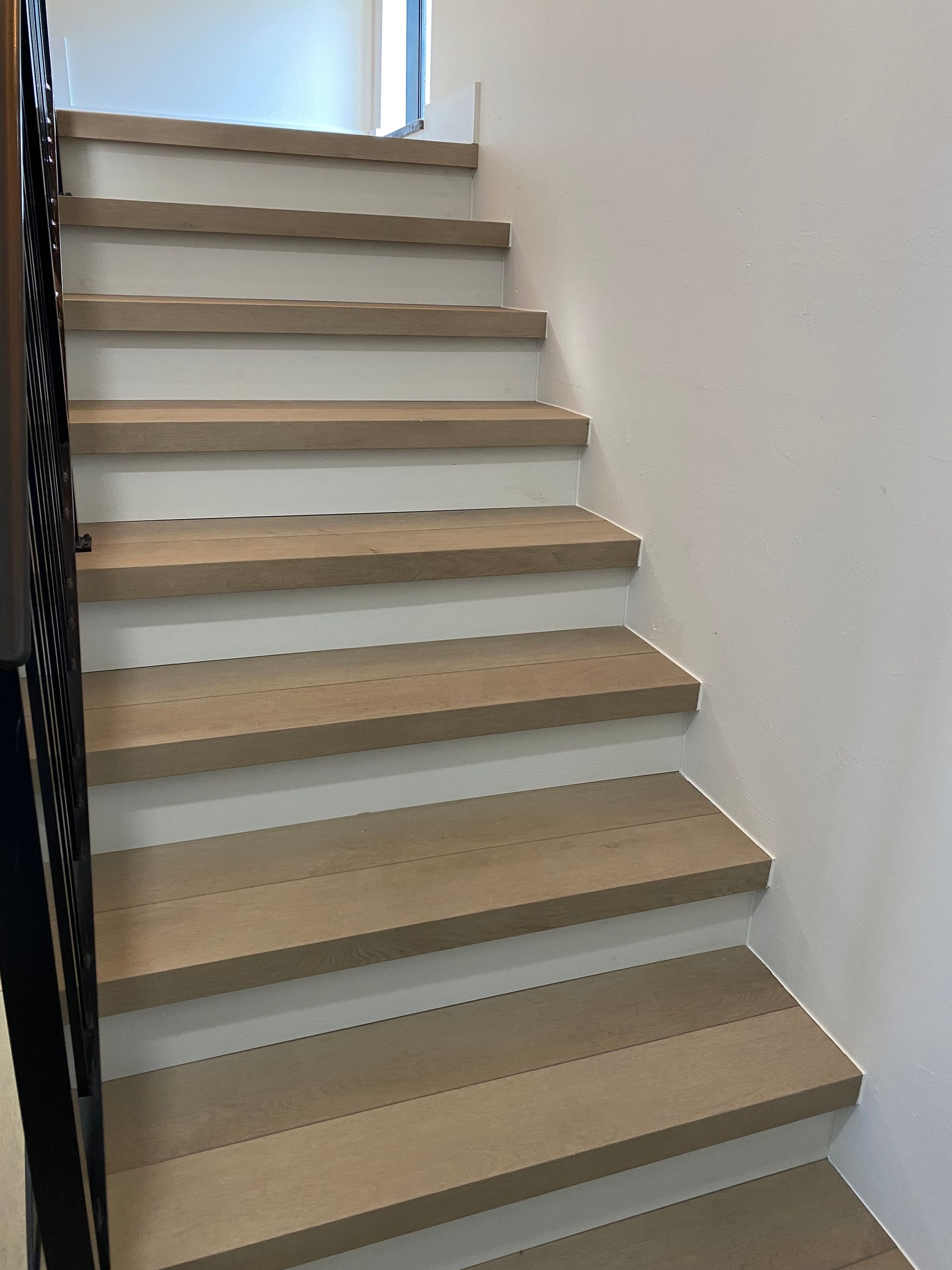 Natural beige beveled vinyl flooring 5.5mm vinyl flooring with white baseboards and white wall, natural wood look SPC flooring