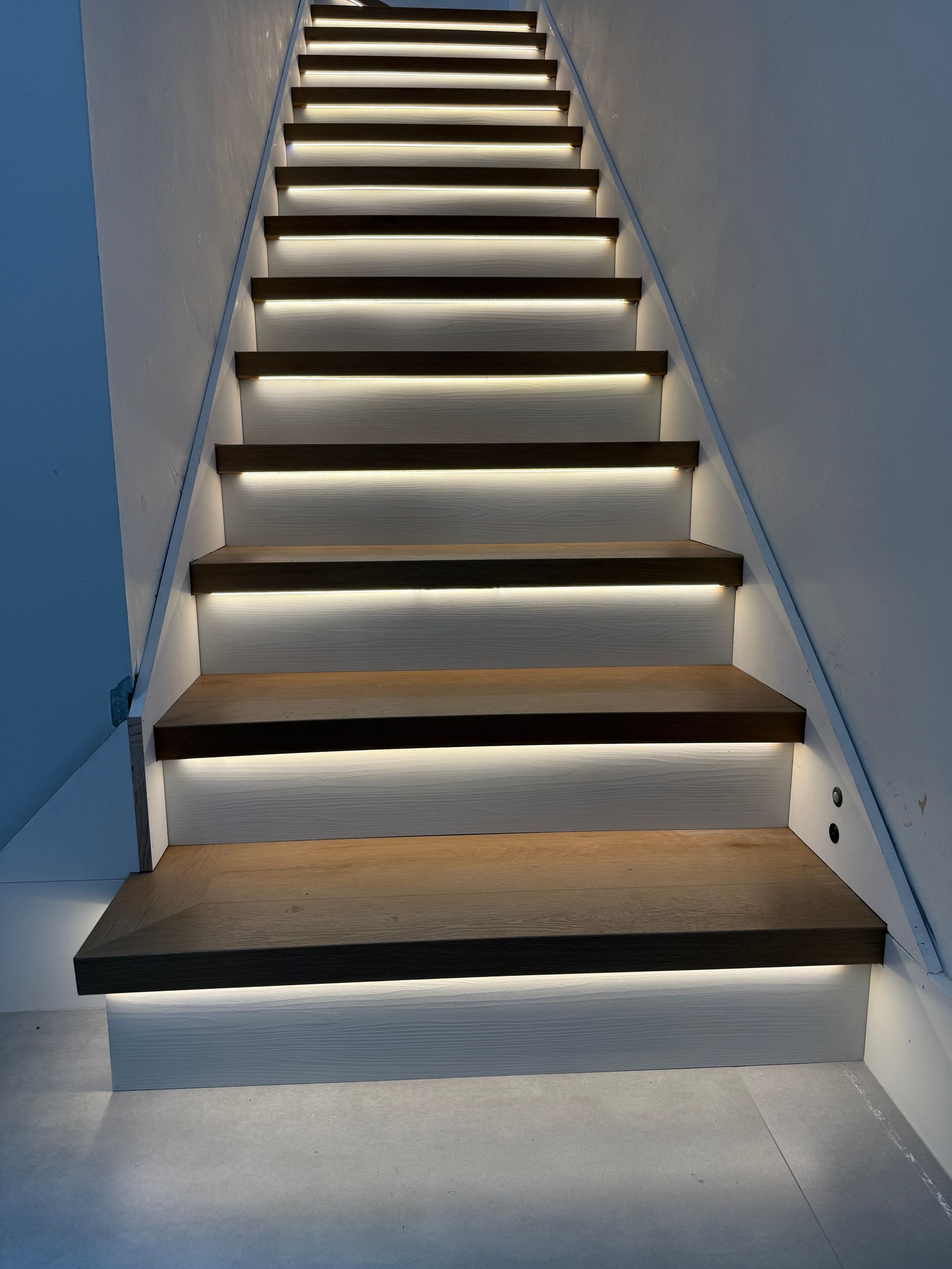 Grey vinyl Flooring, wood look grey 5.5mm 12mil wear layer natural lighting vinyl flooring.