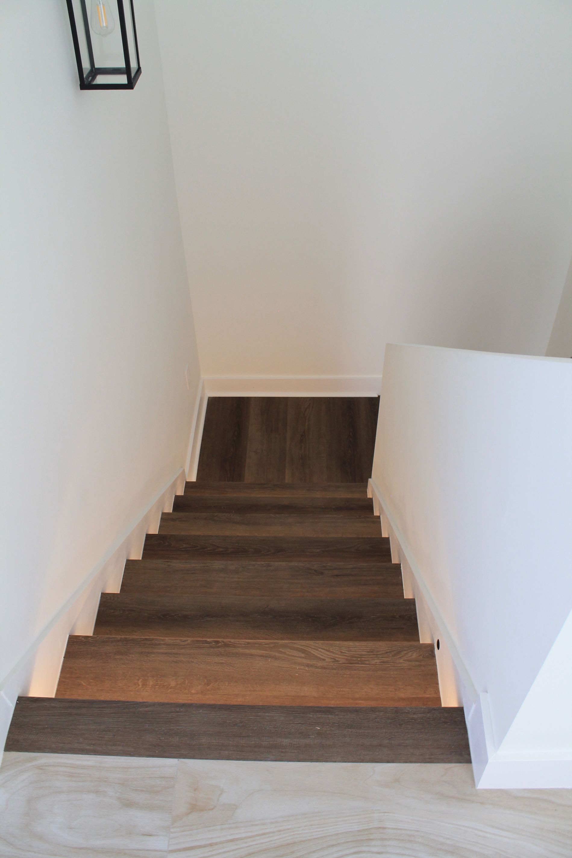 Wood look tan autumn birch light look vinyl flooring 5.5mm SPC stone core composite flooring.
