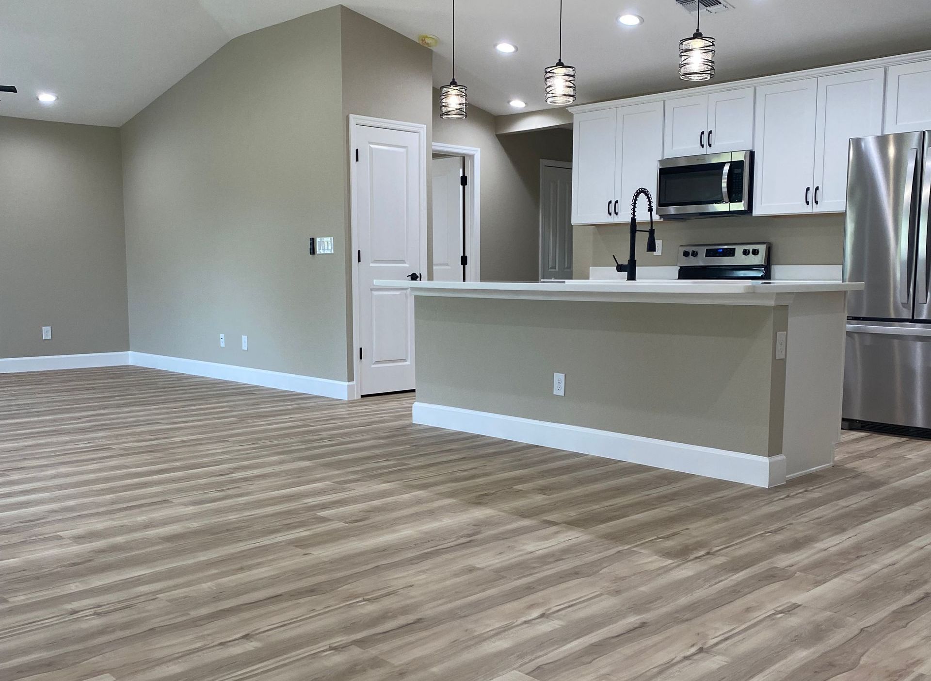 Wood look tan autumn birch light look vinyl flooring 5.5mm SPC stone core composite flooring.