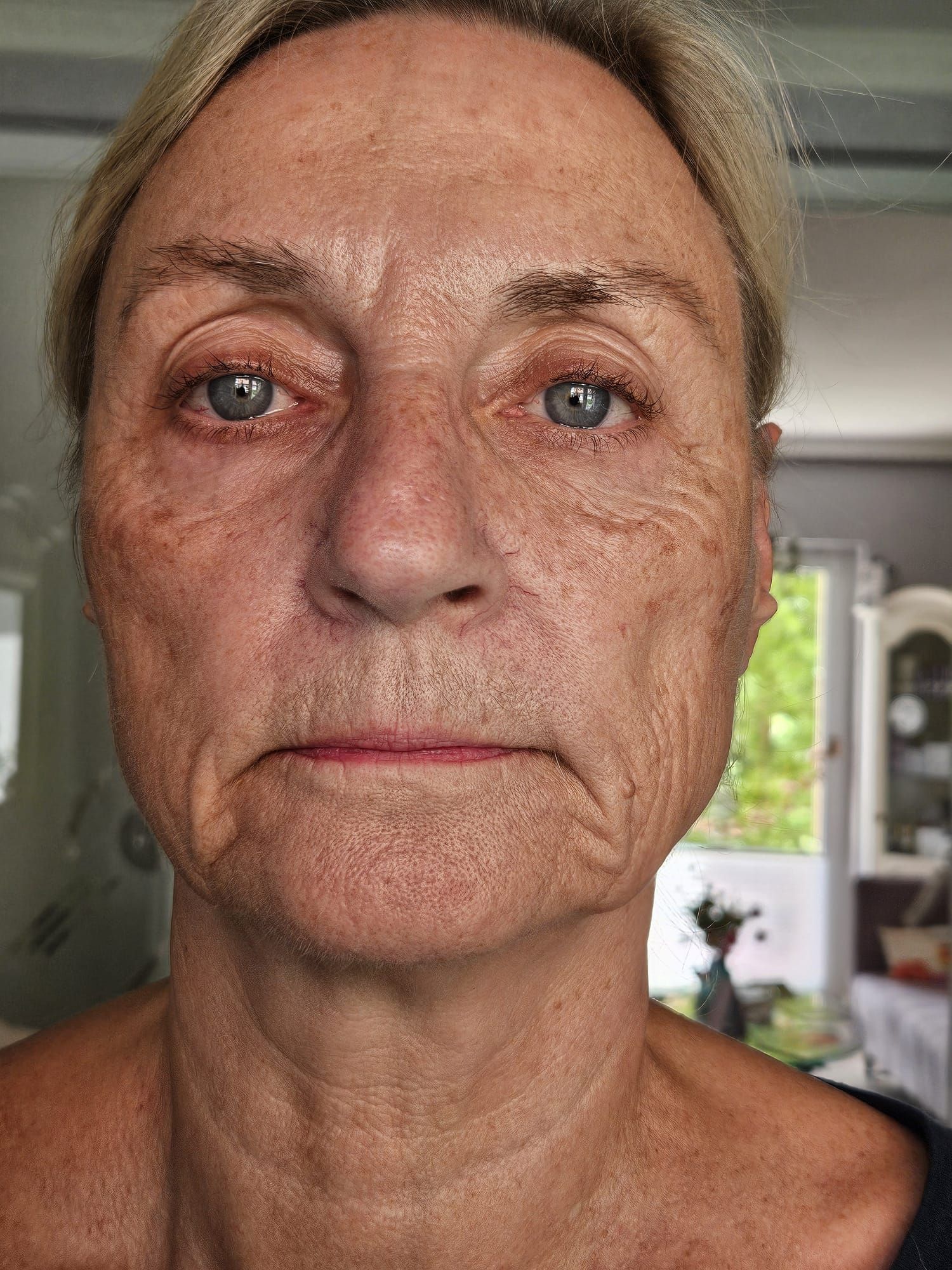 Eine Nahaufnahme des Gesichts einer Frau vor unscharfem Hintergrund.