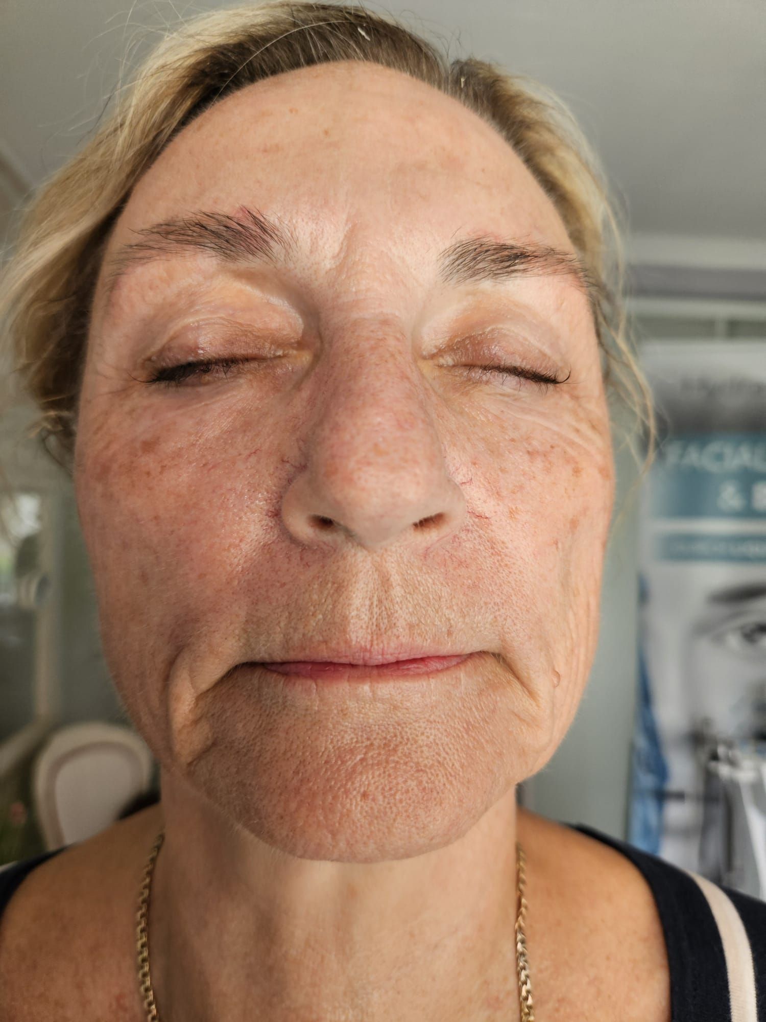 Eine Nahaufnahme des Gesichts einer Frau vor unscharfem Hintergrund.