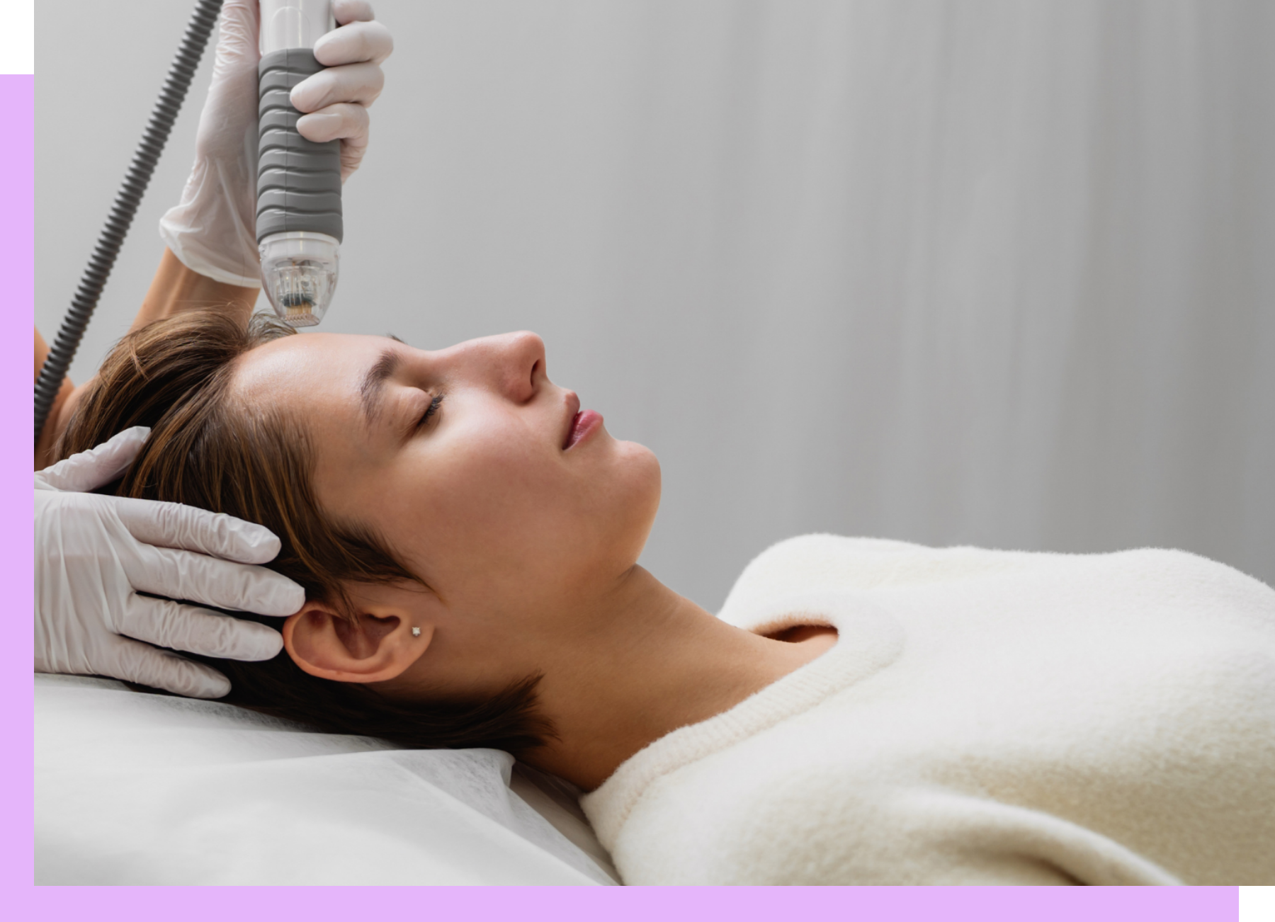 Eine Frau bekommt eine Laserbehandlung im Gesicht.