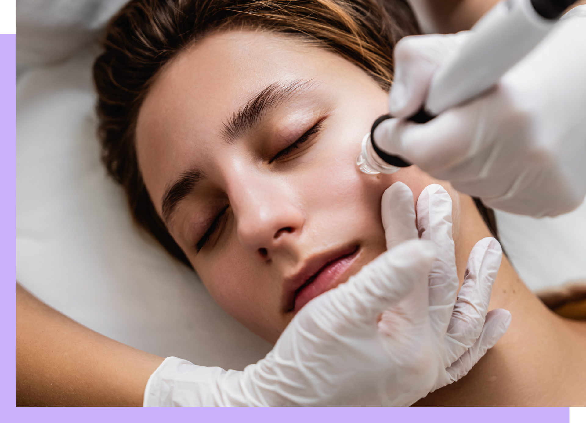 Eine Frau bekommt in einem Schönheitssalon eine Gesichtsbehandlung.