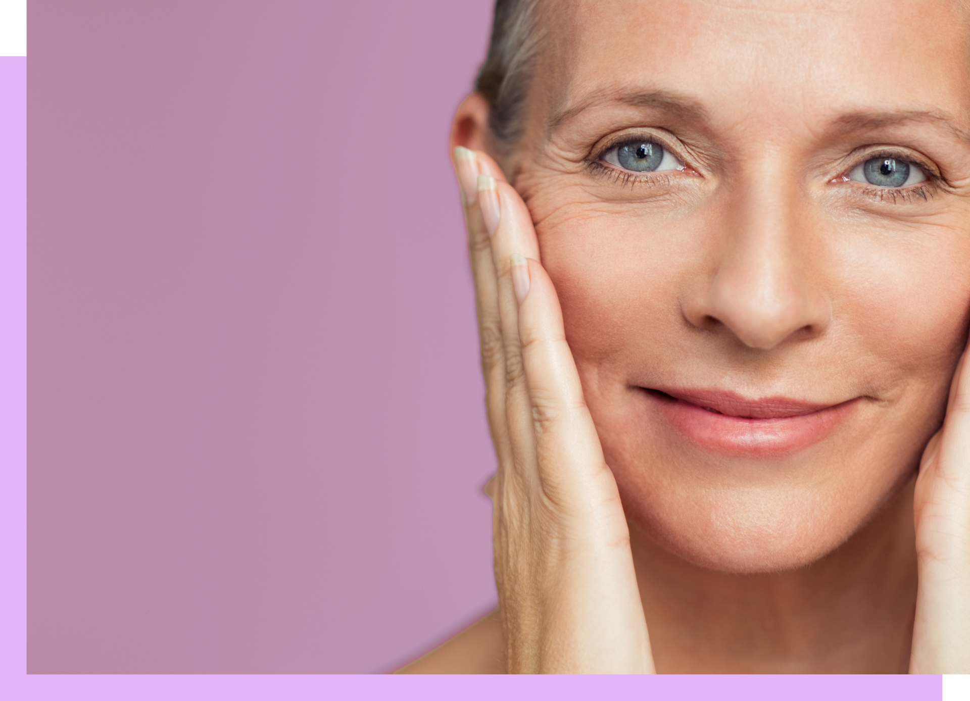 Eine Frau berührt ihr Gesicht mit den Händen und lächelt.