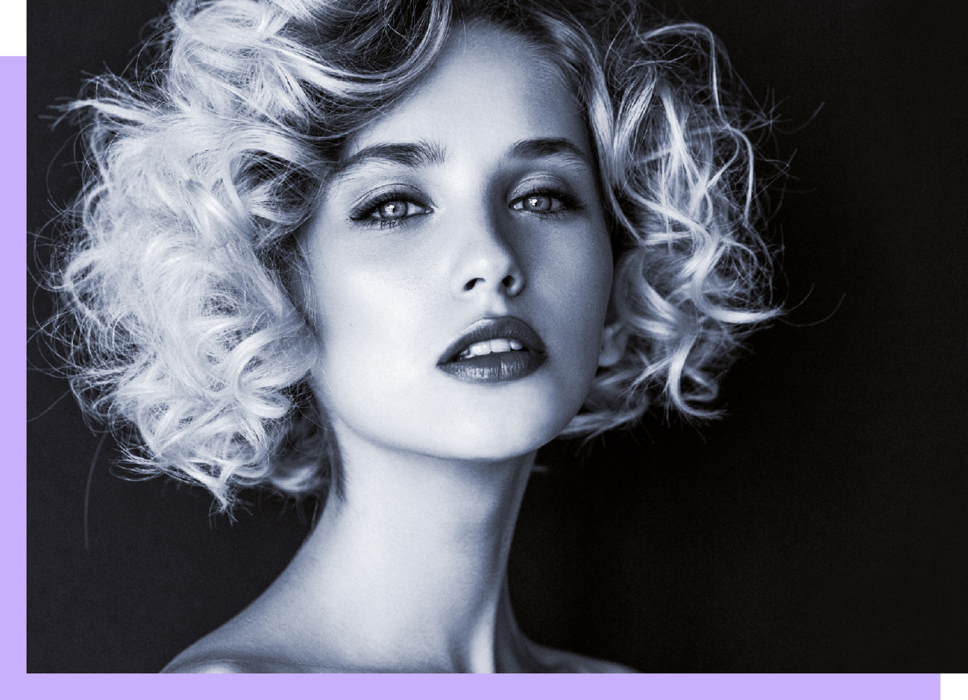 Ein Schwarzweißfoto einer Frau mit lockigem Haar.