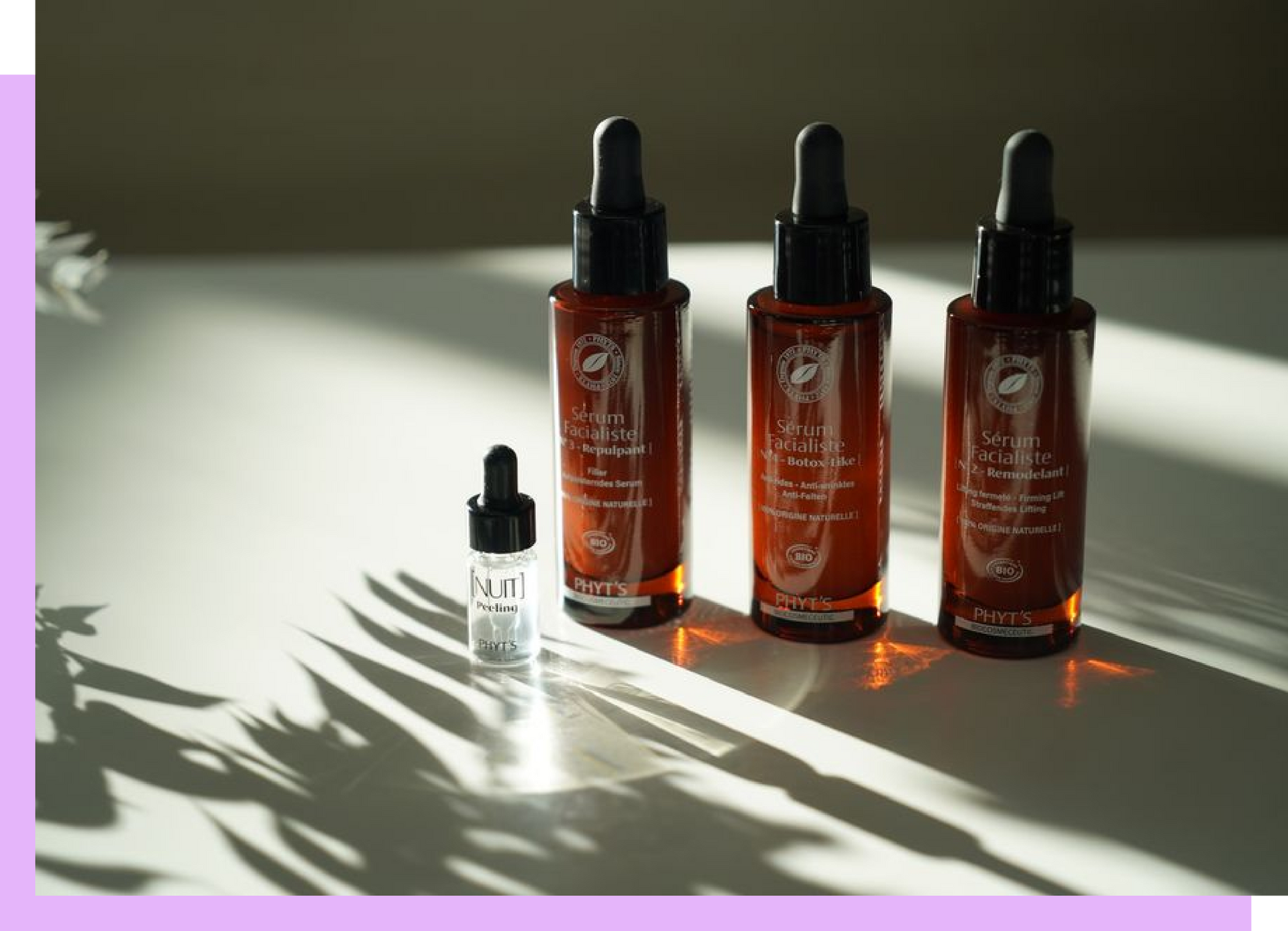 Auf einem Tisch stehen drei Kosmetikflaschen.