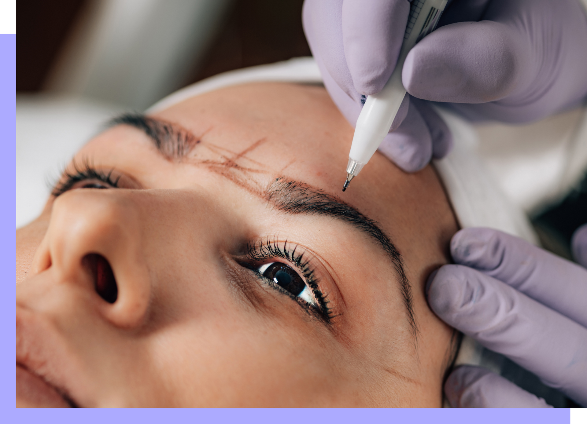 Eine Frau lässt sich ein Permanent-Make-up-Tattoo auf die Augenbrauen tätowieren.
