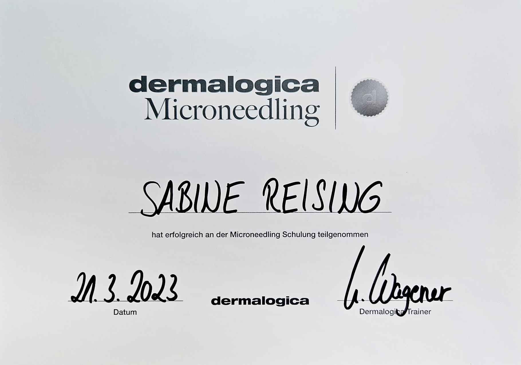 Eine Nahaufnahme des Gesichts einer Frau vor unscharfem Hintergrund.