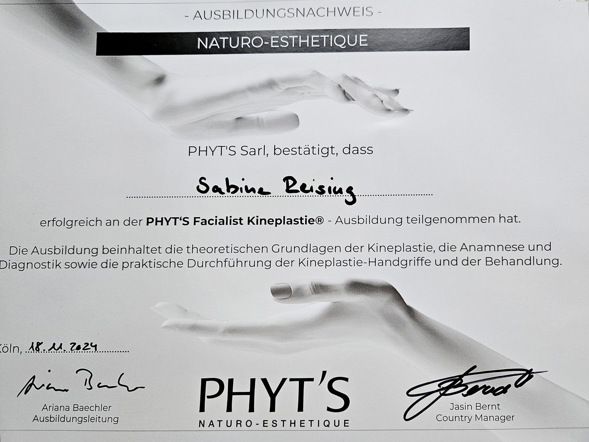 Eine Nahaufnahme des Gesichts einer Frau vor unscharfem Hintergrund.