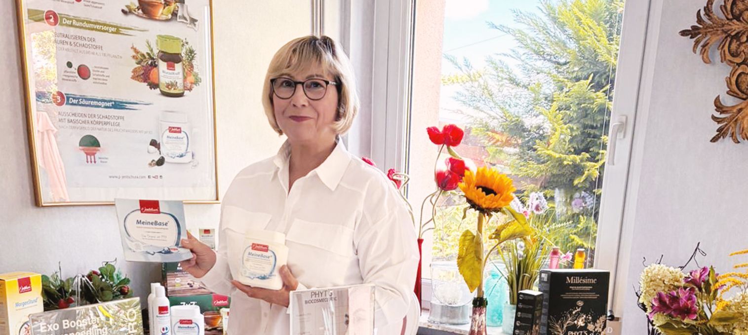 Eine Frau lässt sich Permanent Make-up auf die Augenbrauen machen.