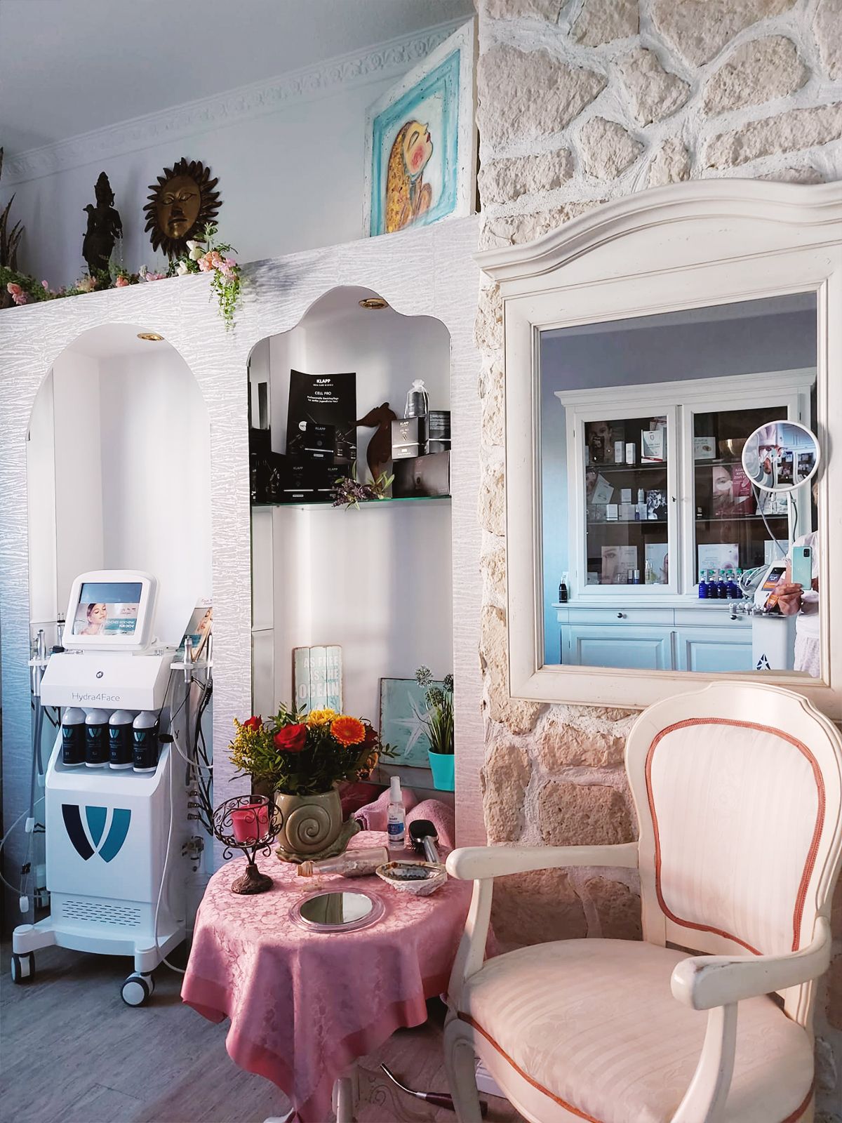 Eine Frau steht vor einem Schild mit der Aufschrift „Gesichtsglanz & Schönheit“