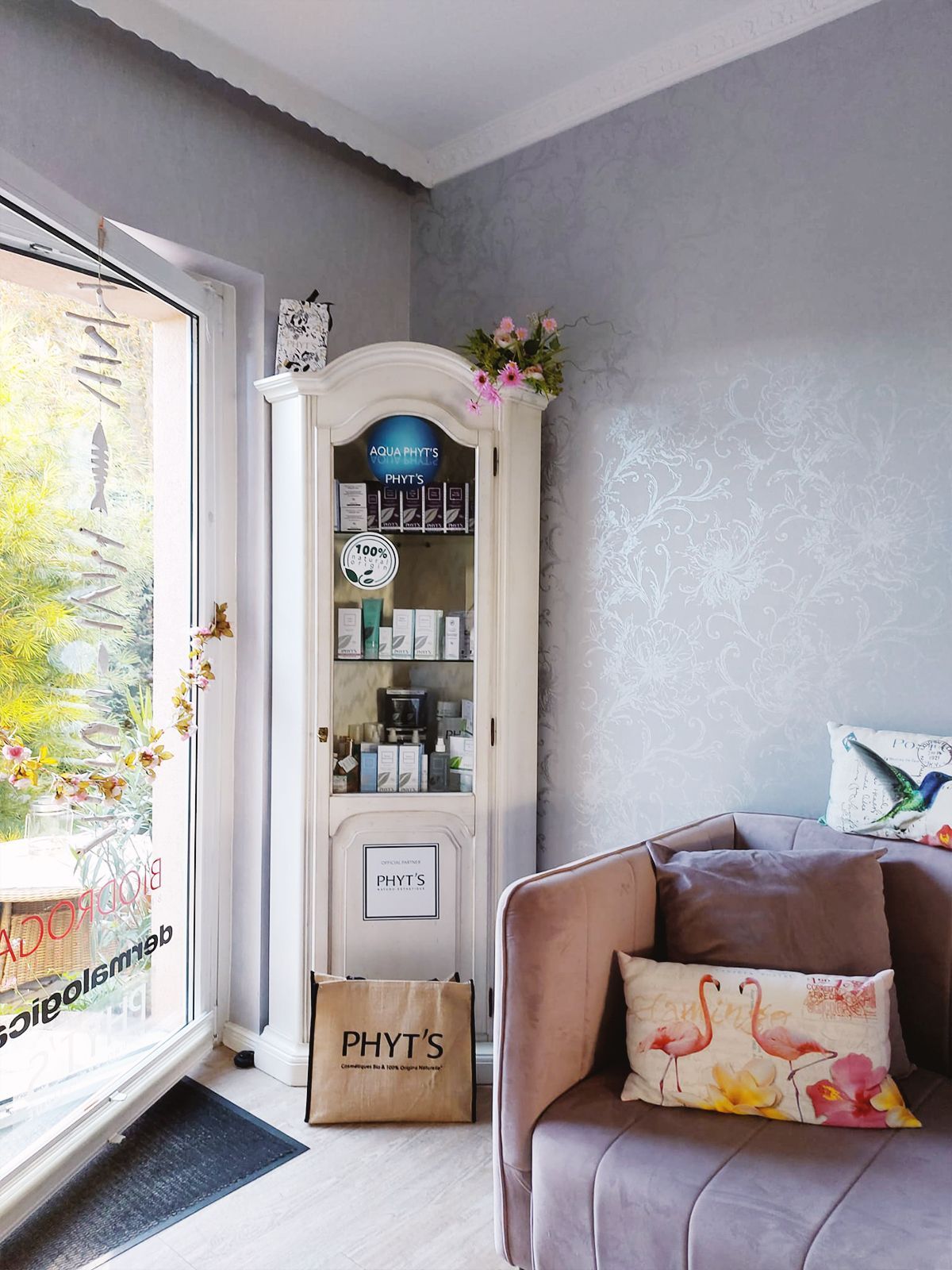 Ein Tisch mit einer Vase mit Blumen und einem Schild mit der Aufschrift „Celaire“