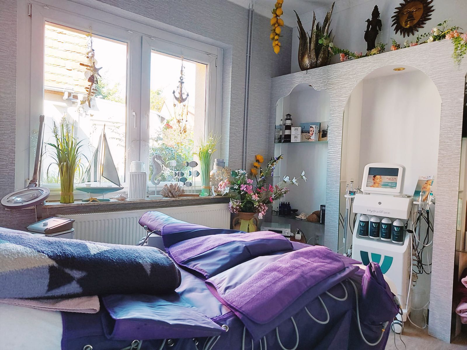 Eine Frau steht vor einem Schild mit der Aufschrift „Gesichtsglanz & Schönheit“