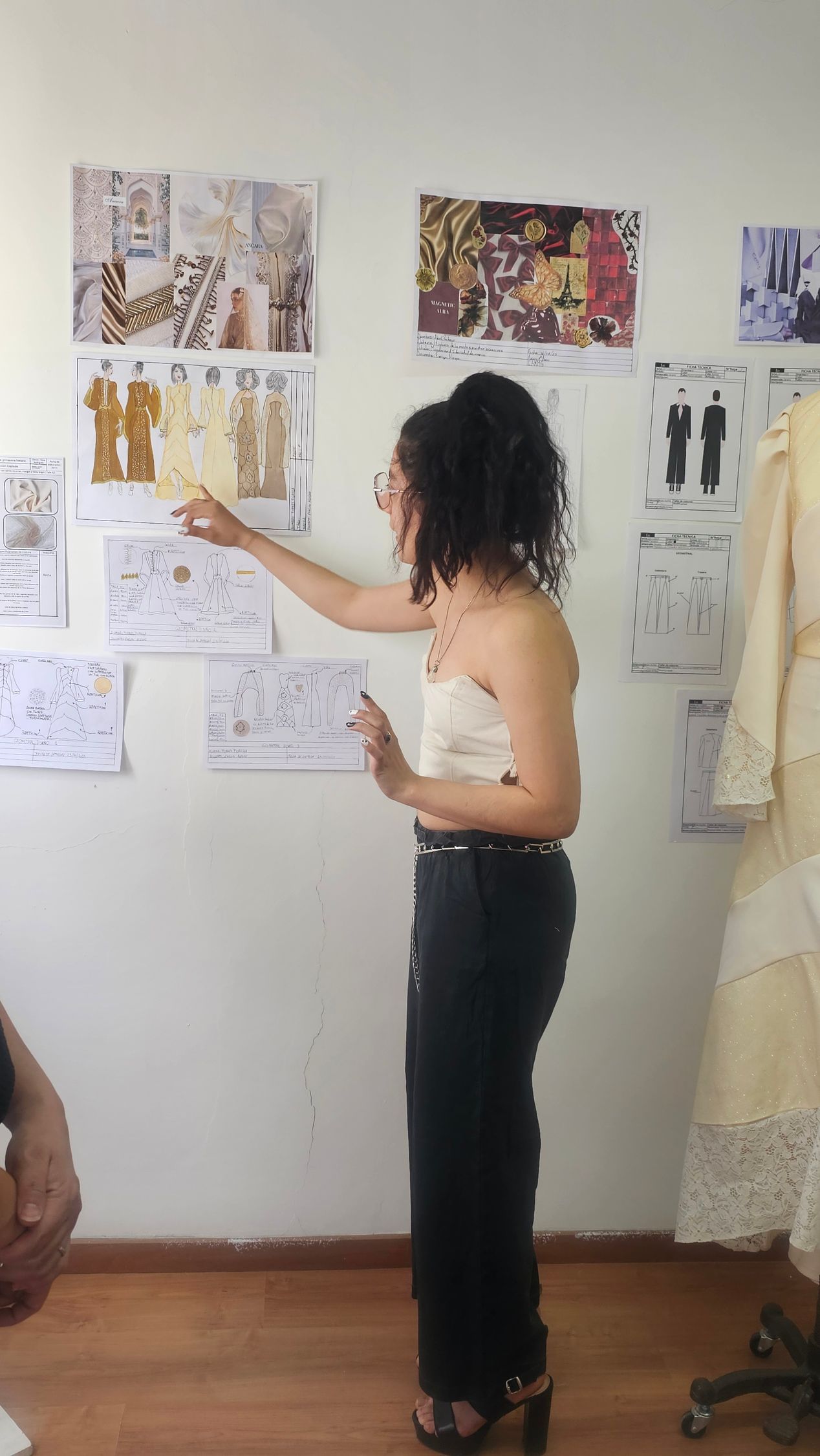 Mujer con vestido color verde azulado, bordado con cuentas, con sobrecapa transparente y abertura alta
