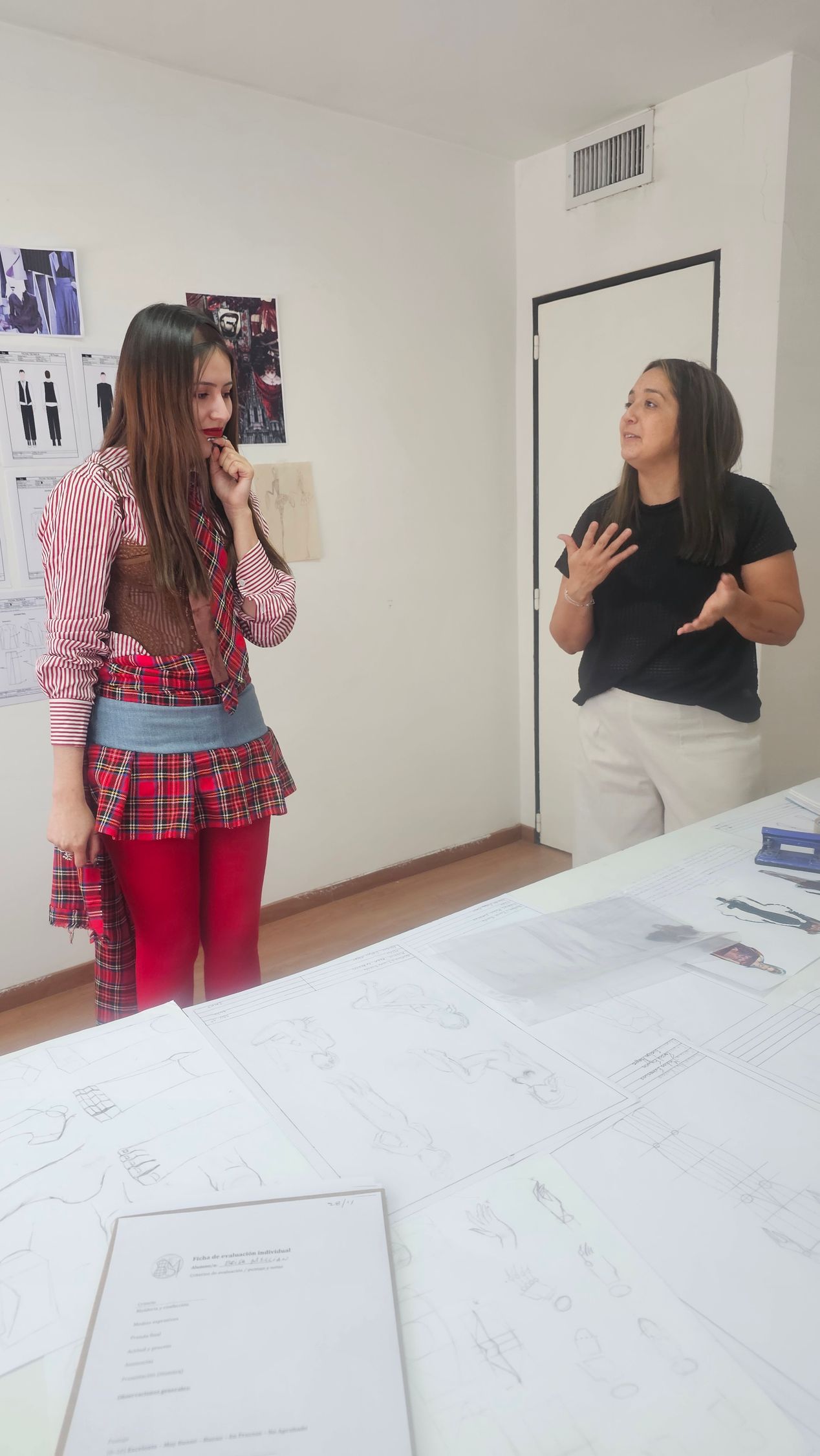 Mujer con un vestido de noche dorado de lentejuelas con bordados florales, posando con los brazos cruzados.