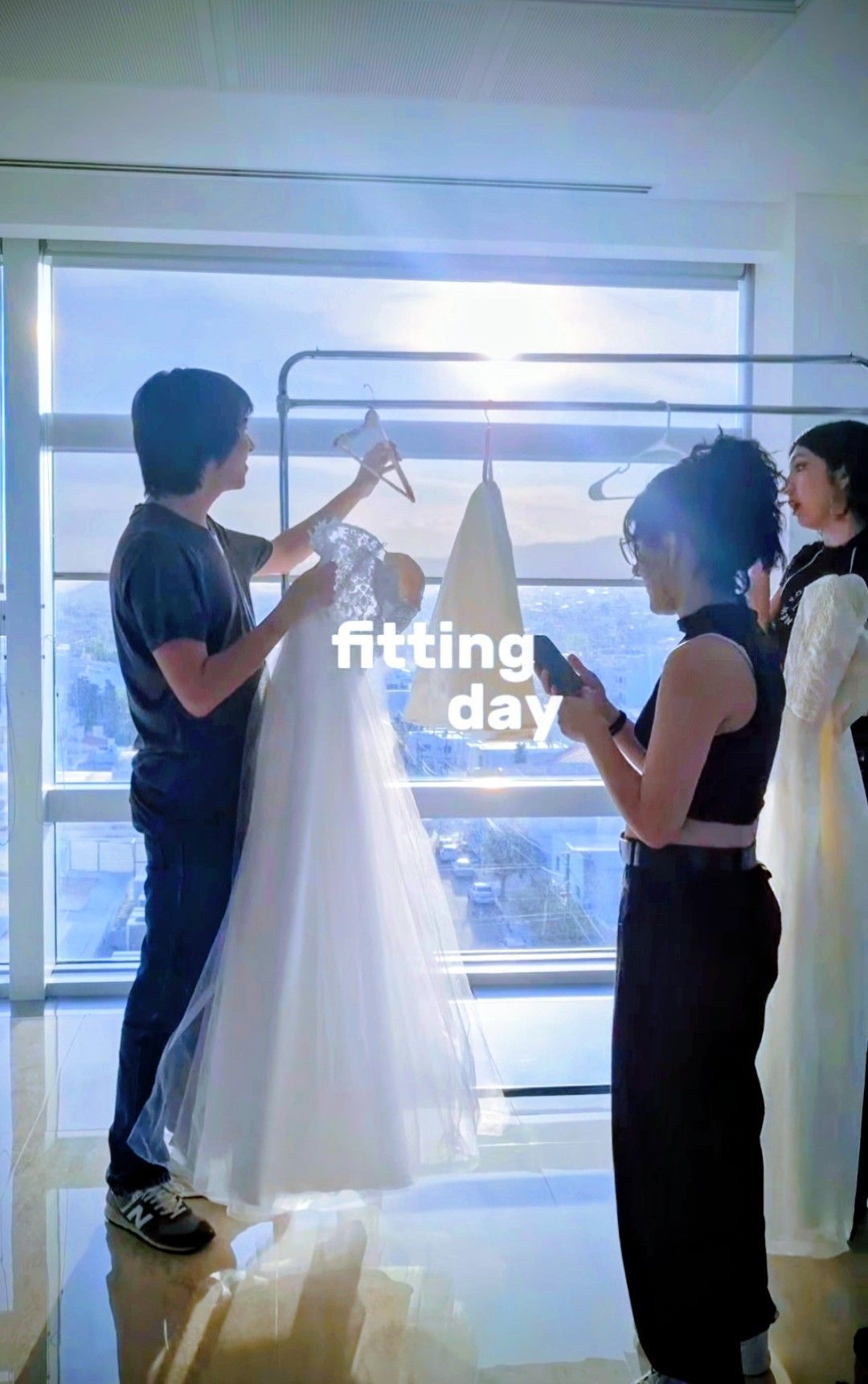 Mujer con un vestido blanco de encaje con escote pronunciado, de pie en el interior.