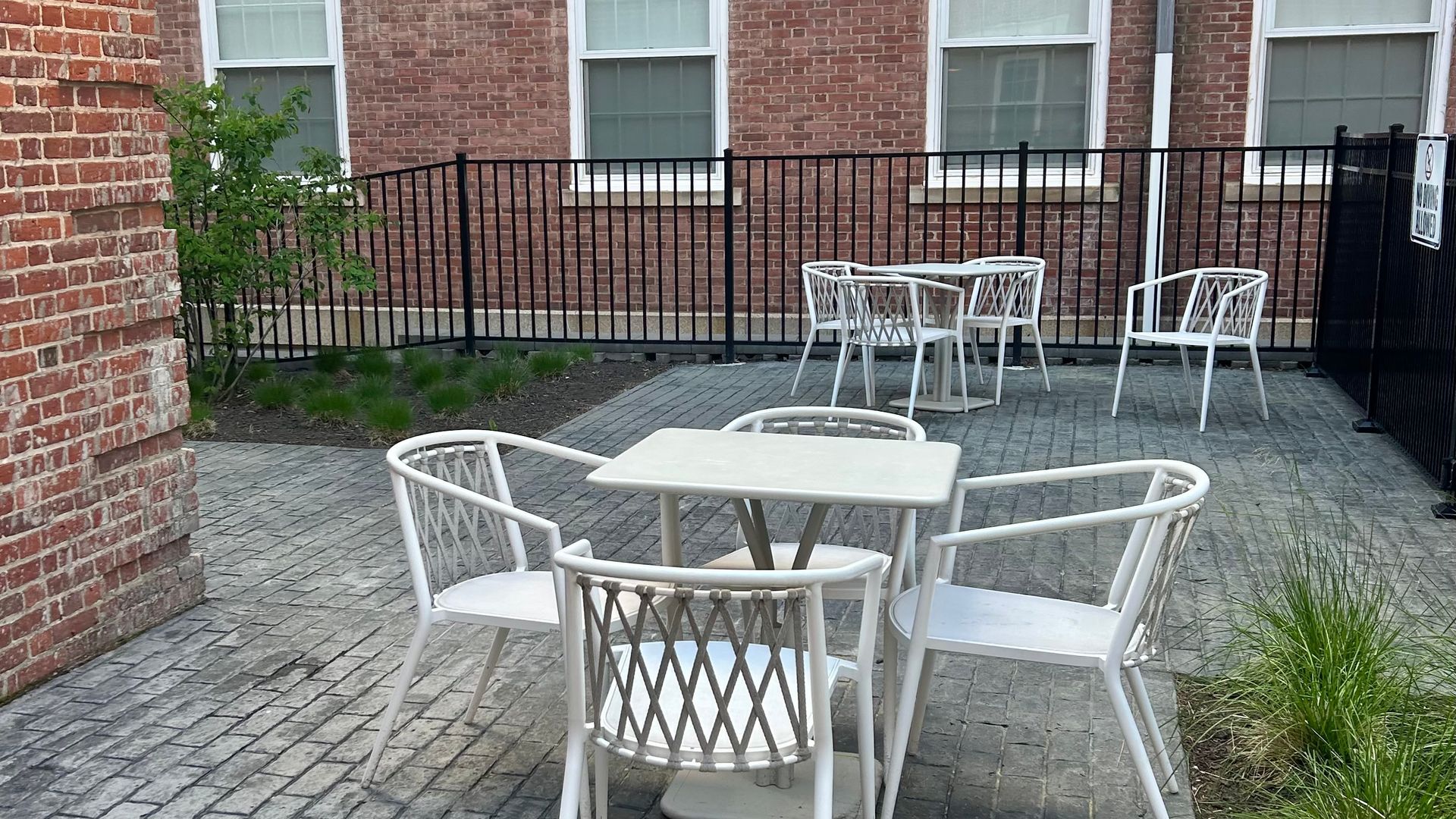 Outdoor courtyard with white dinning tables and chairs