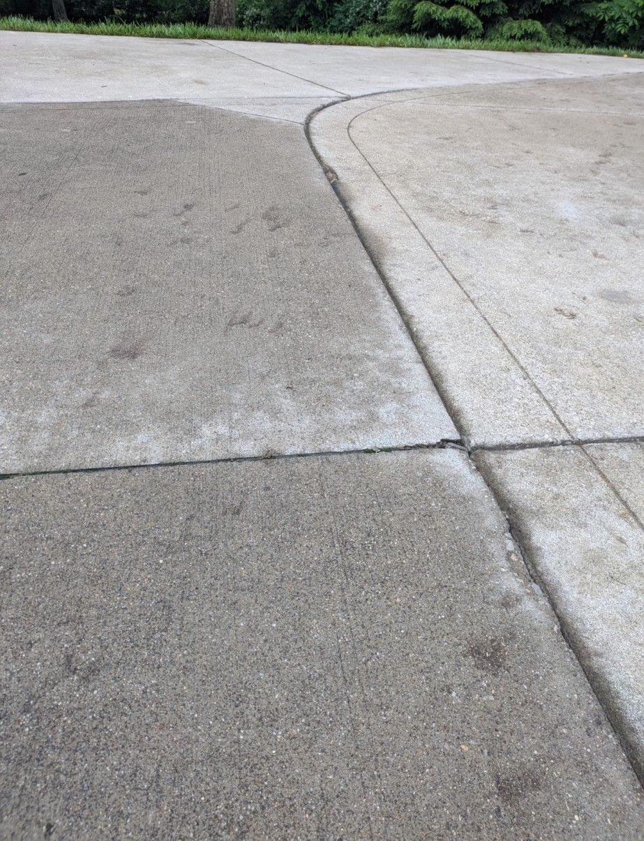 A photo of a clean driveway.