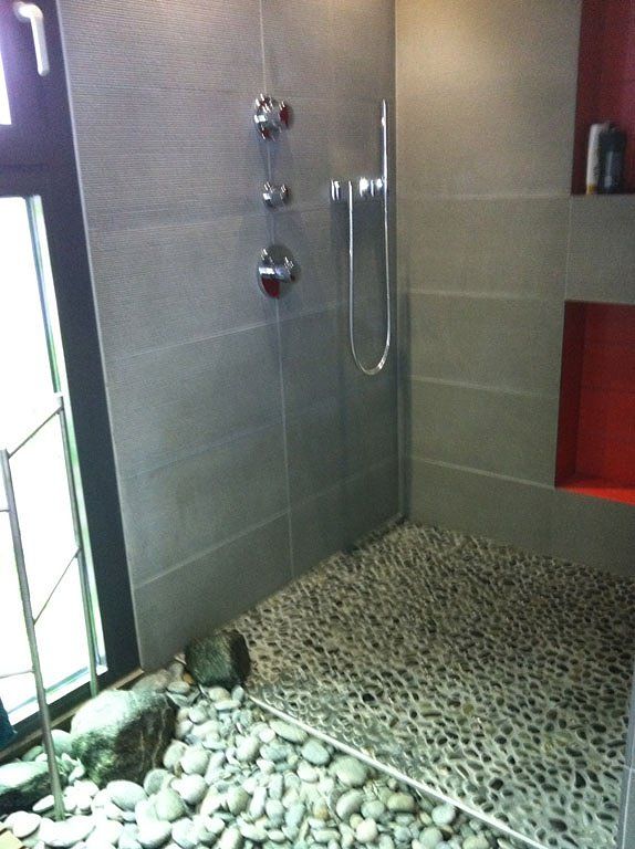 douche de luxe et sol de galets