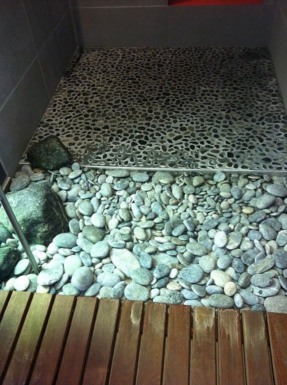 terrasse de bois et drain caillouteux