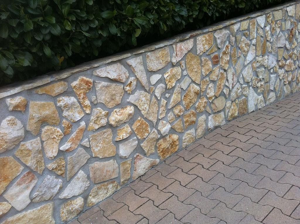 mur extérieur avec revêtement de pierres naturelles